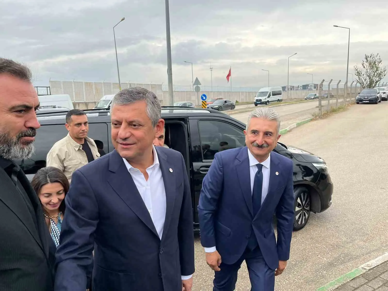 ÖZGÜR ÖZEL VE YENİ PARTİ HEYETİ, TUTUKLANAN MUSTAFA BOZBEY’İ CEZAEVİNDE ZİYARET ETTİ