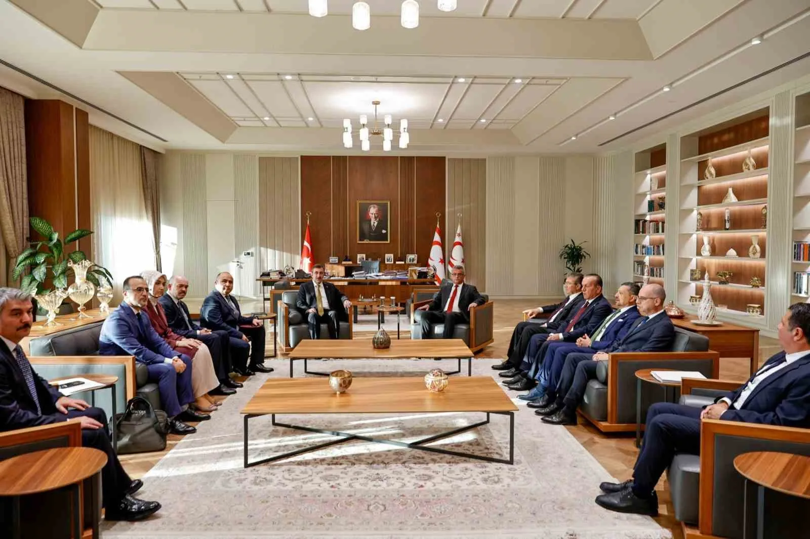 CUMHURBAŞKANI YARDIMCISI CEVDET YILMAZ VE BERABERİNDEKİ HEYET, TAZİYE ZİYARETİNDE BULUNMAK ÜZERE GELDİKLERİ KKTC CUMHURBAŞKANI TUFAN ERHÜRMAN İLE GÖRÜŞTÜ.