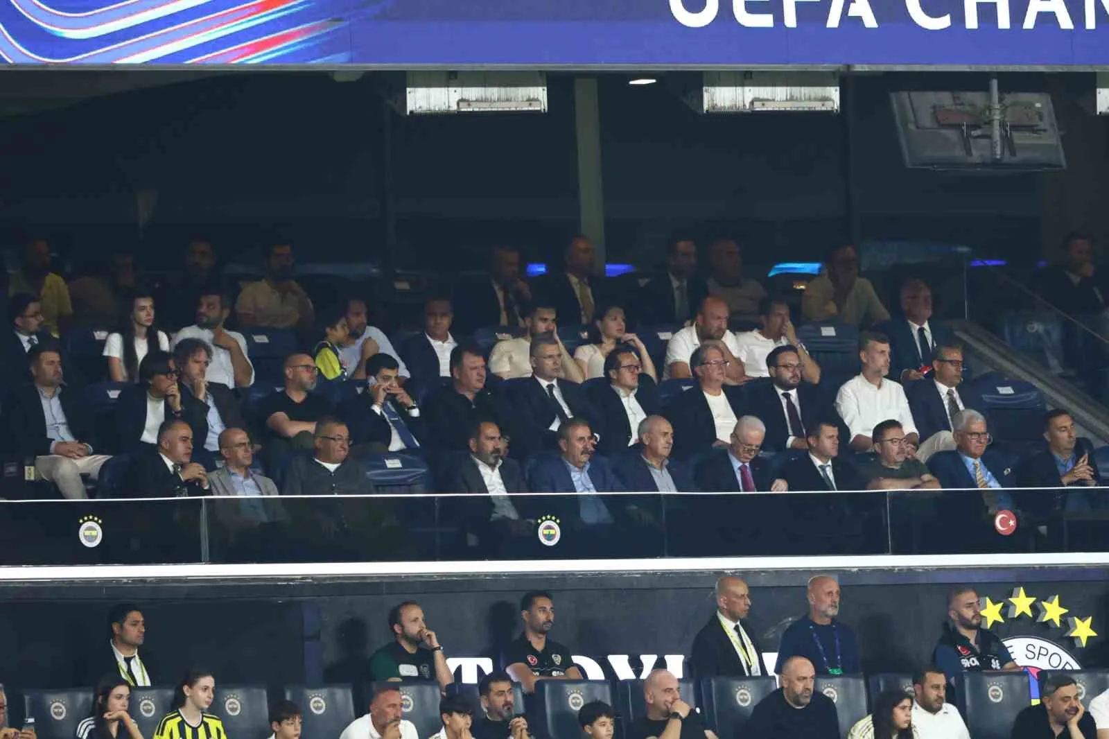 UEFA ŞAMPİYONLAR LİGİ İLK HAFTASINDA FENERBAHÇE, EVİNDE İTALYAN EKİBİ ROMA’YI AĞIRLIYOR. MÜCADELENİN İLK DEVRESİ KONUK TAKIMIN 1-0'LIK ÜSTÜNLÜĞÜYLE SONA ERDİ.