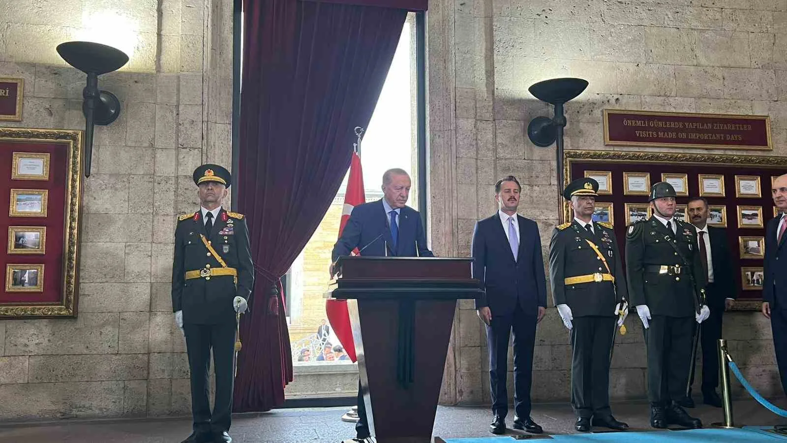 CUMHURBAŞKANI RECEP TAYYİP ERDOĞAN BAŞKANLIĞINDAKİ DEVLET ERKANI, 30 AĞUSTOS ZAFER BAYRAMI VE TÜRK SİLAHLI KUVVETLERİ GÜNÜ DOLAYISIYLA ANITKABİR'E ZİYARETTE BULUNDU.