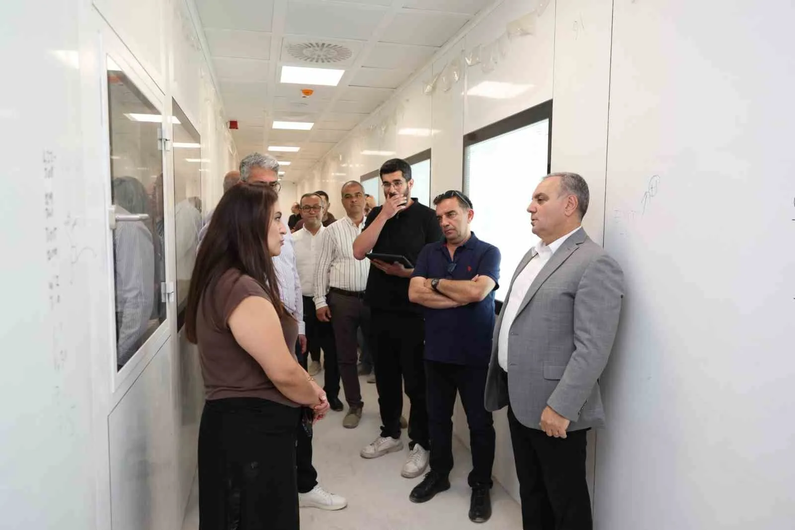 ERCİYES ÜNİVERSİTESİ REKTÖRÜ PROF. DR. FATİH ALTUN(SAĞDA), YAPIMI DEVAM EDEN AŞI ARAŞTIRMA VE GELİŞTİRME MERKEZİ’NDE İNCELEMELERDE BULUNARAK ÇALIŞMALARDAKİ SON DURUM HAKKINDA BİLGİ ALDI.