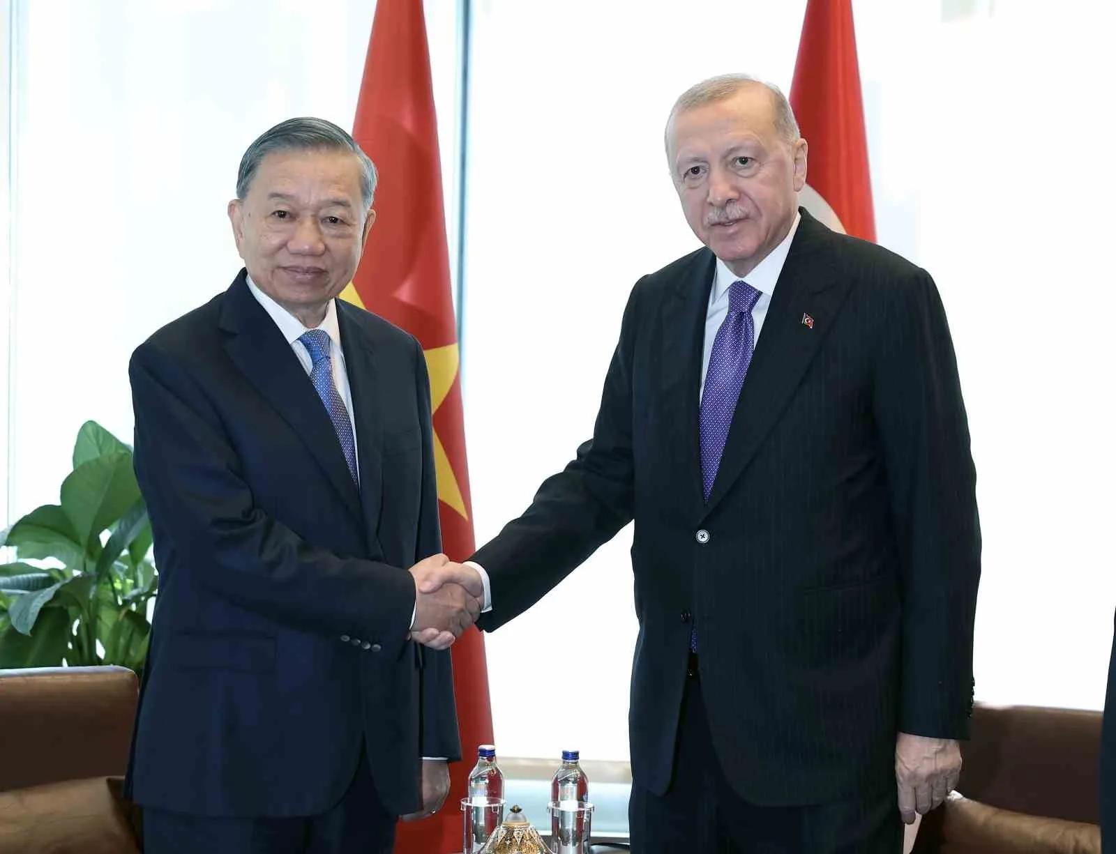 CUMHURBAŞKANI RECEP TAYYİP ERDOĞAN, NEW YORK TEMASLARI KAPSAMINDA VİETNAM DEVLET BAŞKANI TO LAM İLE GÖRÜŞTÜ.