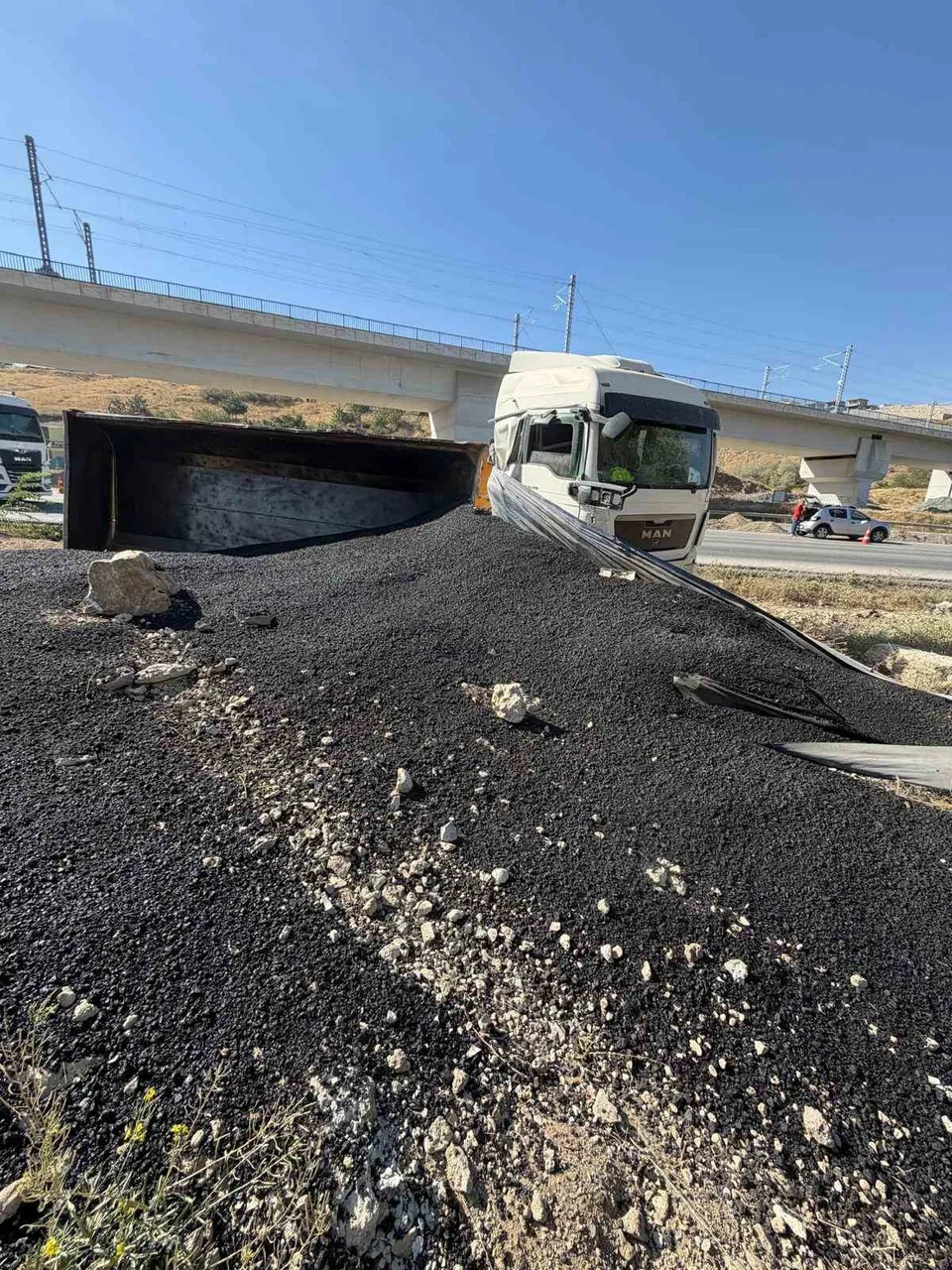 ANKARA’DA AŞIRI YÜKTEN DOLAYI KONTROLDEN ÇIKTIĞI İLERİ SÜRÜLEN HAFRİYAT KAMYONU YOL KENARINA DEVRİLDİ.