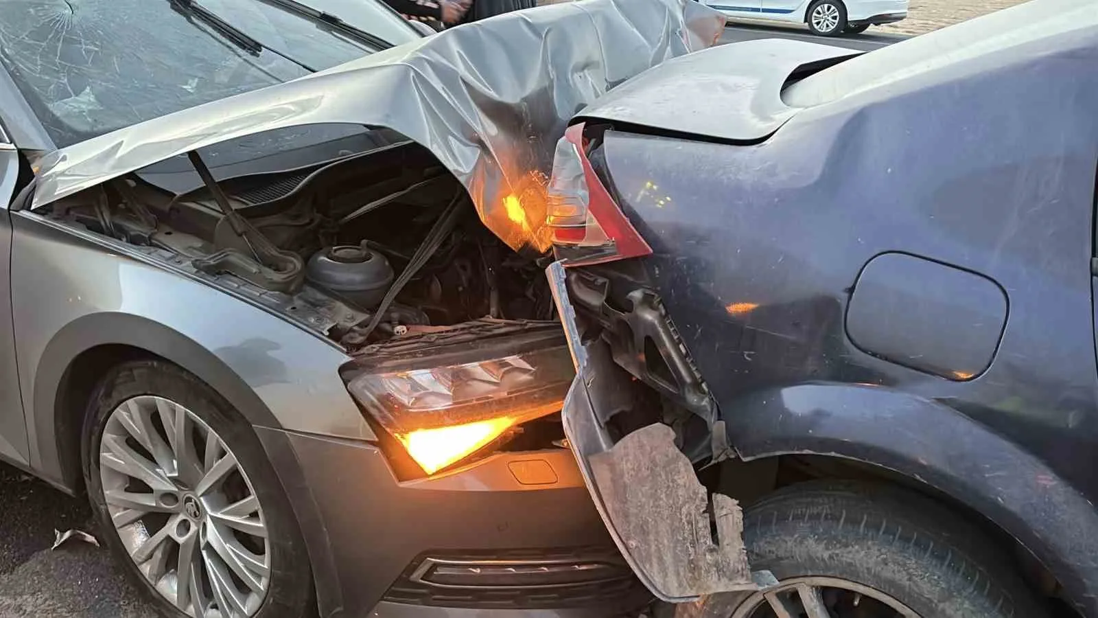 AKSARAY'DA ŞİDDETLİ KUM FIRTINASI NEDENİYLE 7 ARACIN KARIŞTIĞI ZİNCİRLEME TRAFİK KAZASINDA 16 KİŞİ YARALANDI.
