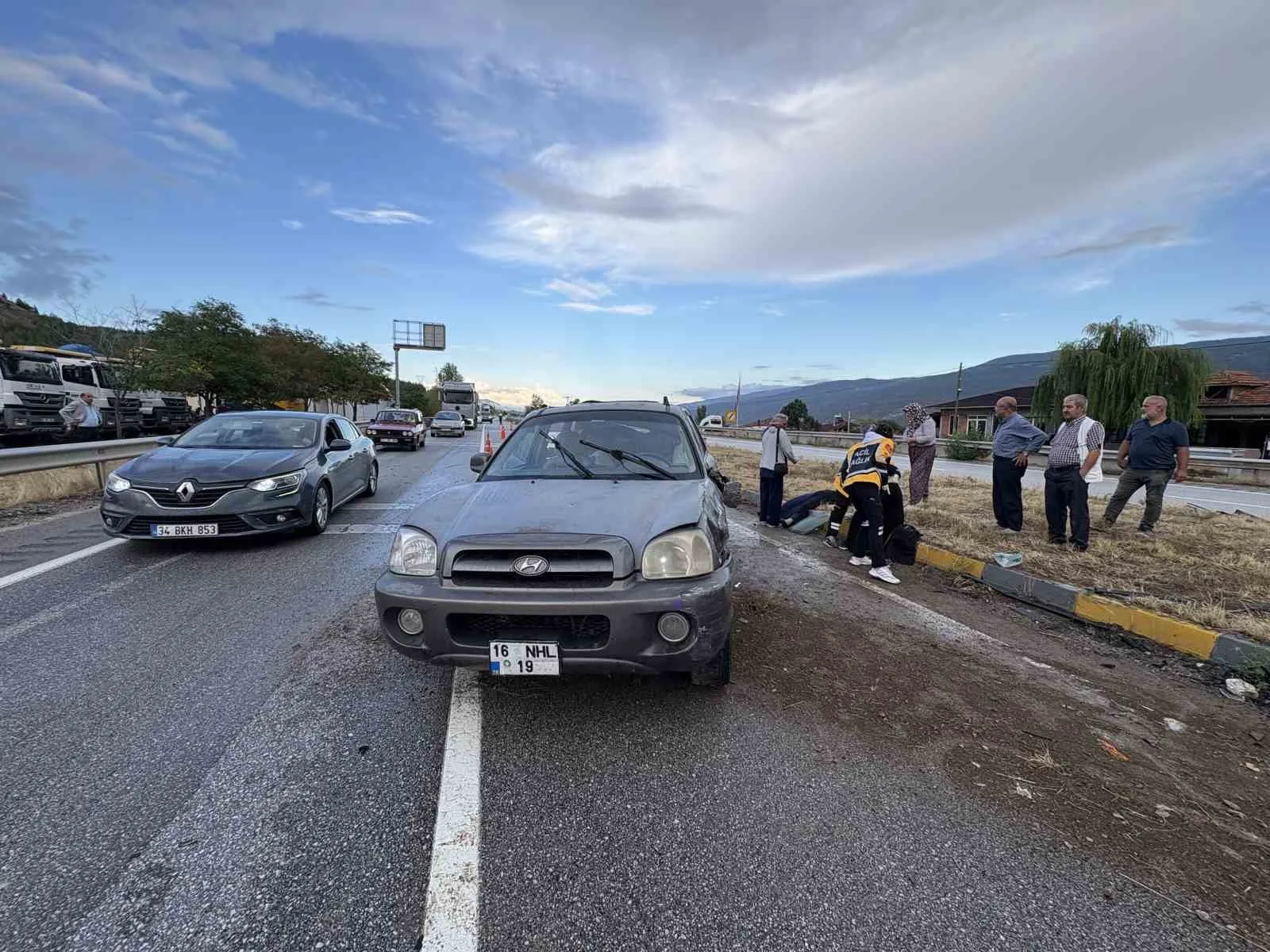 KASTAMONU'NUN TOSYA İLÇESİ D100 KARAYOLUNDA OTOMOBİLİN REFÜJE ÇARPMASI NETİCESİNDE MEYDANA GELEN KAZADA 3 KİŞİ YARALANDI.