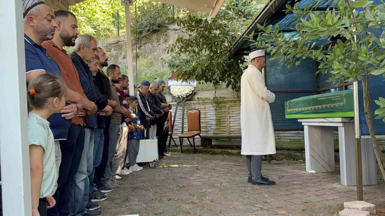 SPORCU ÇOCUĞUN CENAZESİ, KALKANCI MAHALLESİ NUR’U OSMANİYE CAMİİ’NDE KILINAN CENAZE NAMAZININ ARDINDAN KALKANCI MEZARLIĞI’NDAKİ AİLE KABRİSTANLIĞINDA TOPRAĞA VERİLDİ.