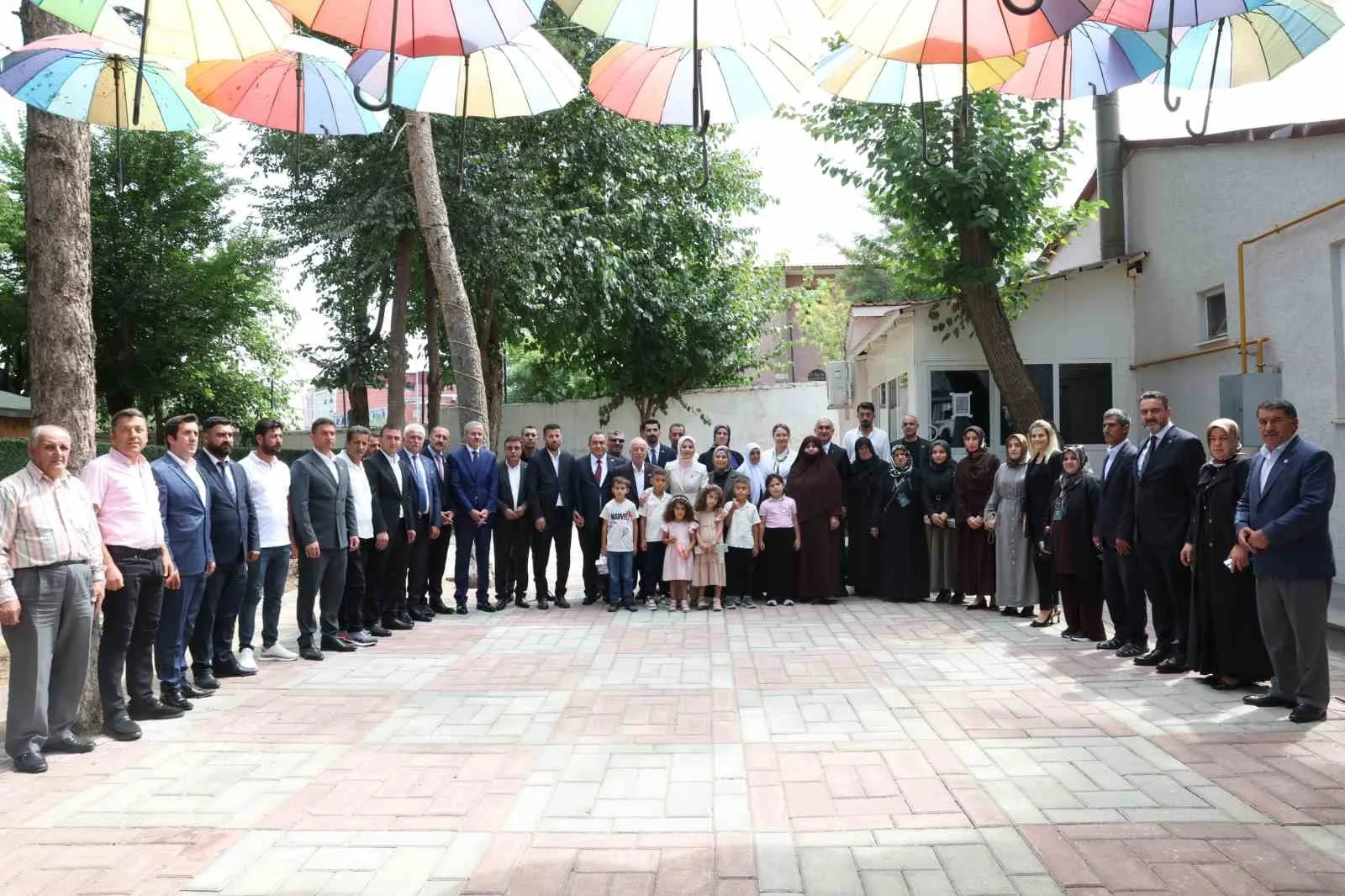 BİR DİZİ TEMASTA BULUNMAK ÜZERE MUŞ'A GELEN BAKAN GÖKTAŞ, ‘ŞEHİT AİLELERİMİZ VE GAZİLERİMİZLE BİRLİK VE VEFA BULUŞMASI' PROGRAMINDA ŞEHİT AİLELERİ VE GAZİLERLE BİR ARAYA GELDİ.