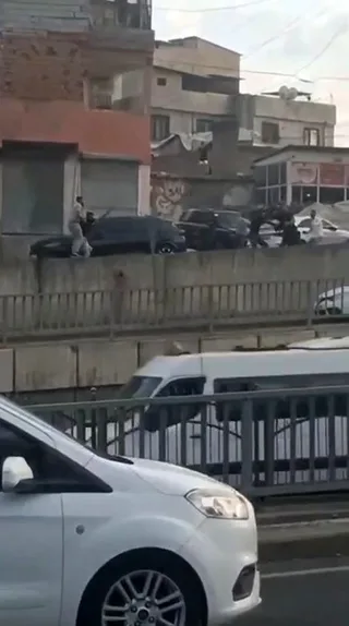 DİYARBAKIR’DA ÖNCEKİ GÜN İKİ GRUP ARASINDA ÇIKAN VE 3 KİŞİNİN ÖLÜMÜ İLE SONUÇLANAN SİLAHLI KAVGA ANI CEP TELEFONU KAMERASINA YANSIDI