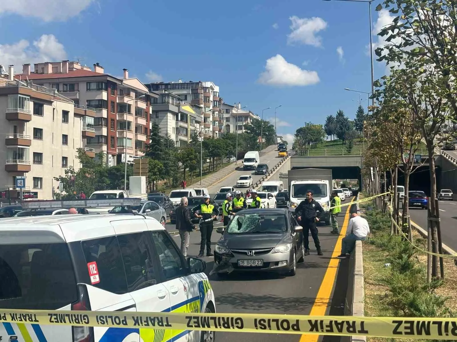 ANKARA’NIN ÇANKAYA İLÇESİNDE OTOYOLDA KARŞIDAN KARŞIYA GEÇMEK İSTEYEN YAYAYA ARABA ÇARPTI. YAYA OLAY YERİNDE HAYATINI KAYBETTİ.