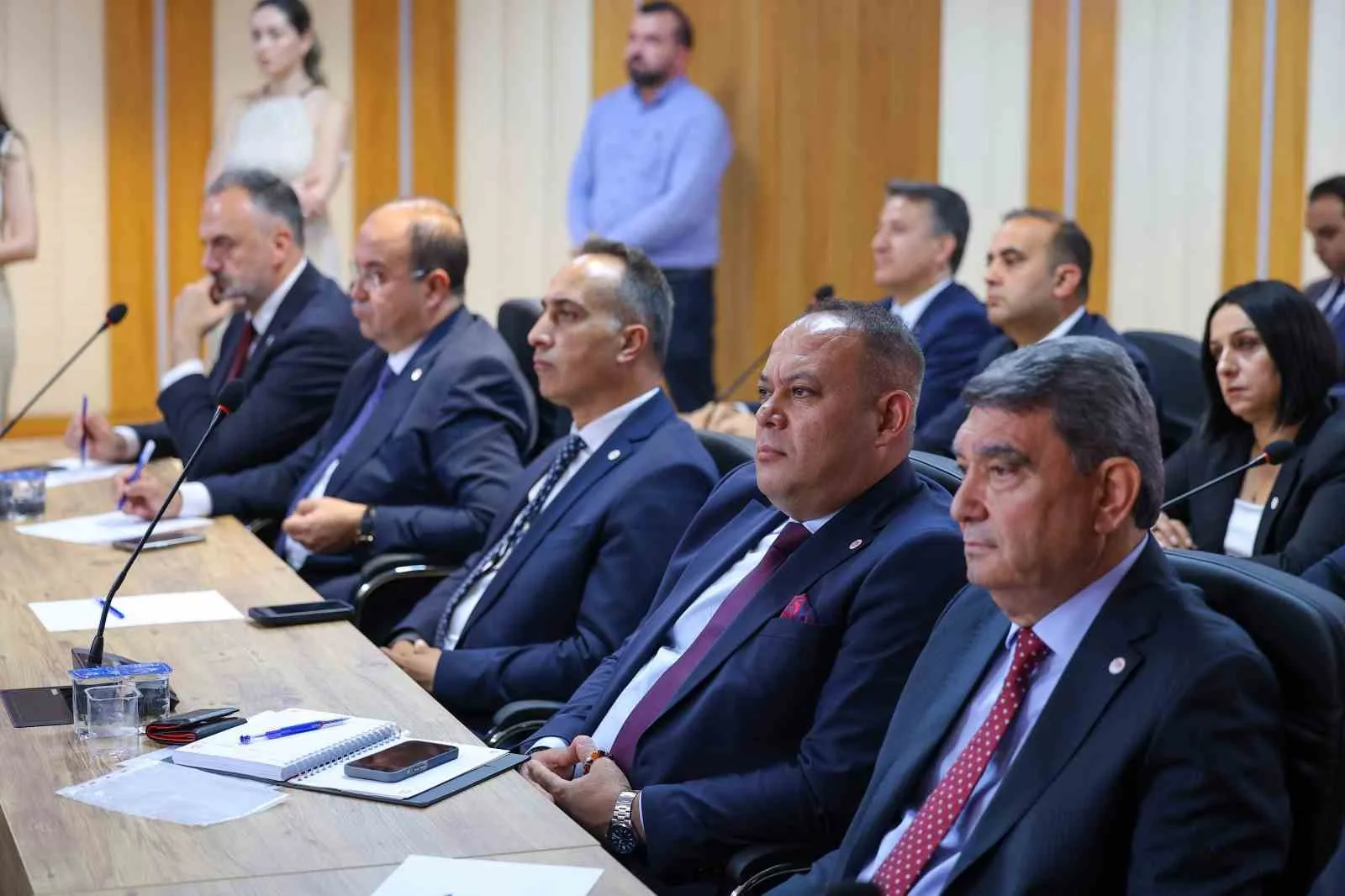 YENİ PARTİ GENEL BAŞKANI ÖZGÜR ÖZEL, PARTİSİNİN GENEL MERKEZİNDE GERÇEKLEŞTİRİLEN İLK İL BAŞKANLARI TOPLANTISINA BAŞKANLIK ETTİ.