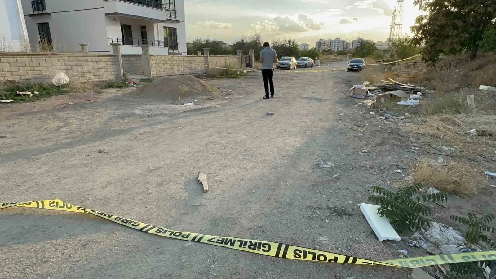 ELAZIĞ'DA İKİ GRUP ARASINDA BİR EVİN ÖNÜNDE ÇIKAN SİLAHLI KAVGADA VURULAN 2 KİŞİDEN 1'İ KALDIRILDIĞI HASTANEDE HAYATINI KAYBETT