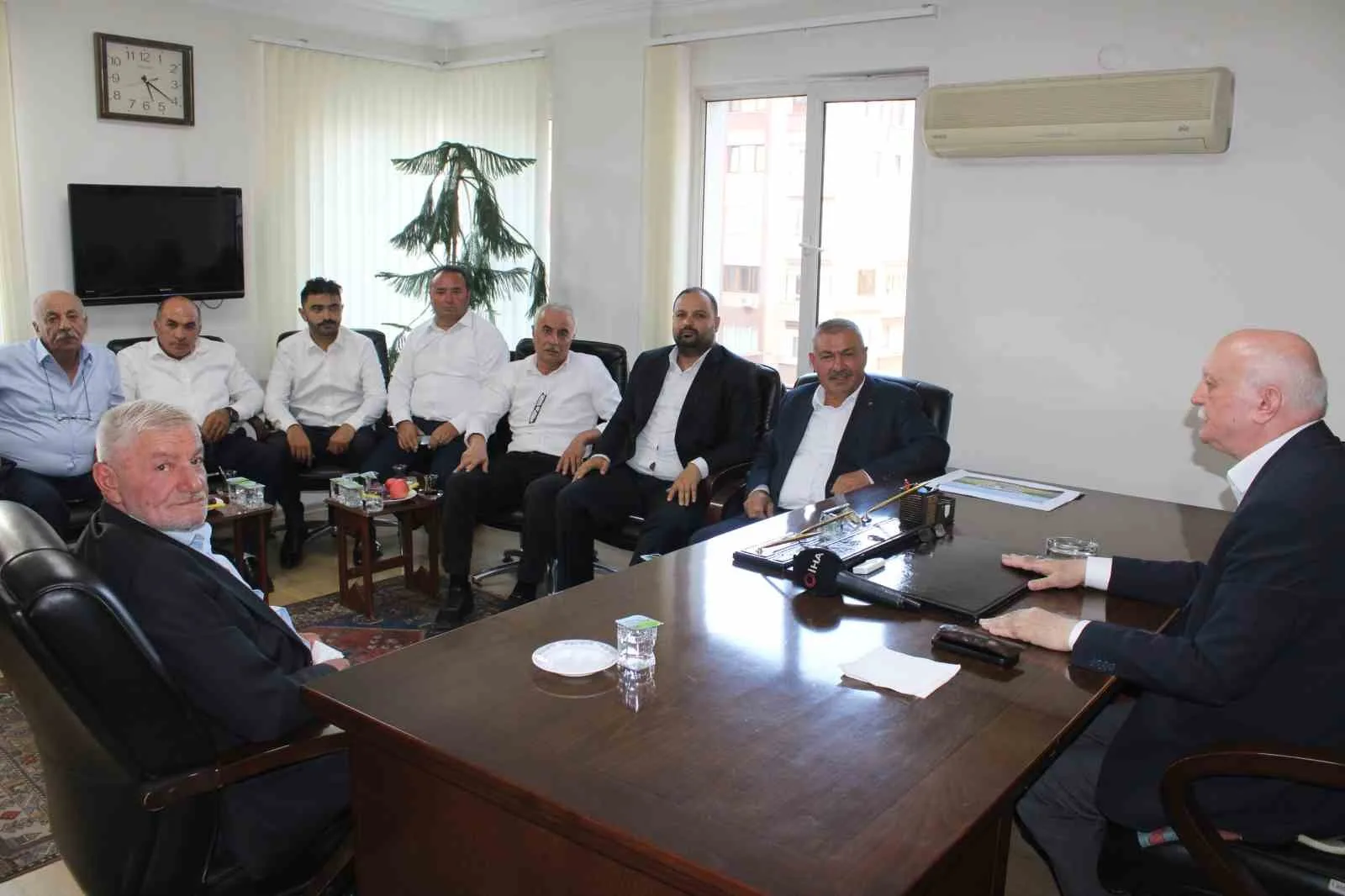 TÜRKİYE ZİRAAT ODALARI BİRLİĞİ GENEL BAŞKANI ŞEMSİ BAYRAKTAR, TEMASLARDA BULUNMAK İÇİN KAYSERİ'YE GELDİ. BAŞNAK BAYRAKTAR; KOCASİNAN ZİRAAT ODASI BAŞKANI ABDULKADİR GÜNEŞ EV SAHİPLİĞİNDE KAYSERİ ZİRAAT ODASI'NDA İLÇE ODA BAŞKANLARI, MUHTARLAR VE ÇİFTÇİLERLE GÖRÜŞTÜ.