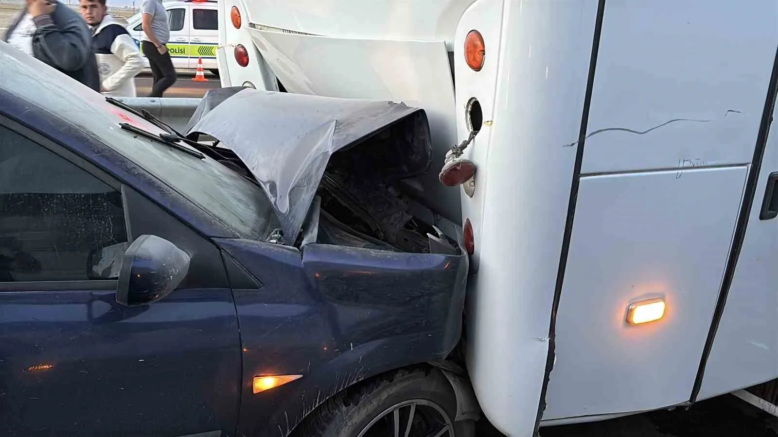 AKSARAY'DA ŞİDDETLİ KUM FIRTINASI NEDENİYLE 7 ARACIN KARIŞTIĞI ZİNCİRLEME TRAFİK KAZASINDA 16 KİŞİ YARALANDI.