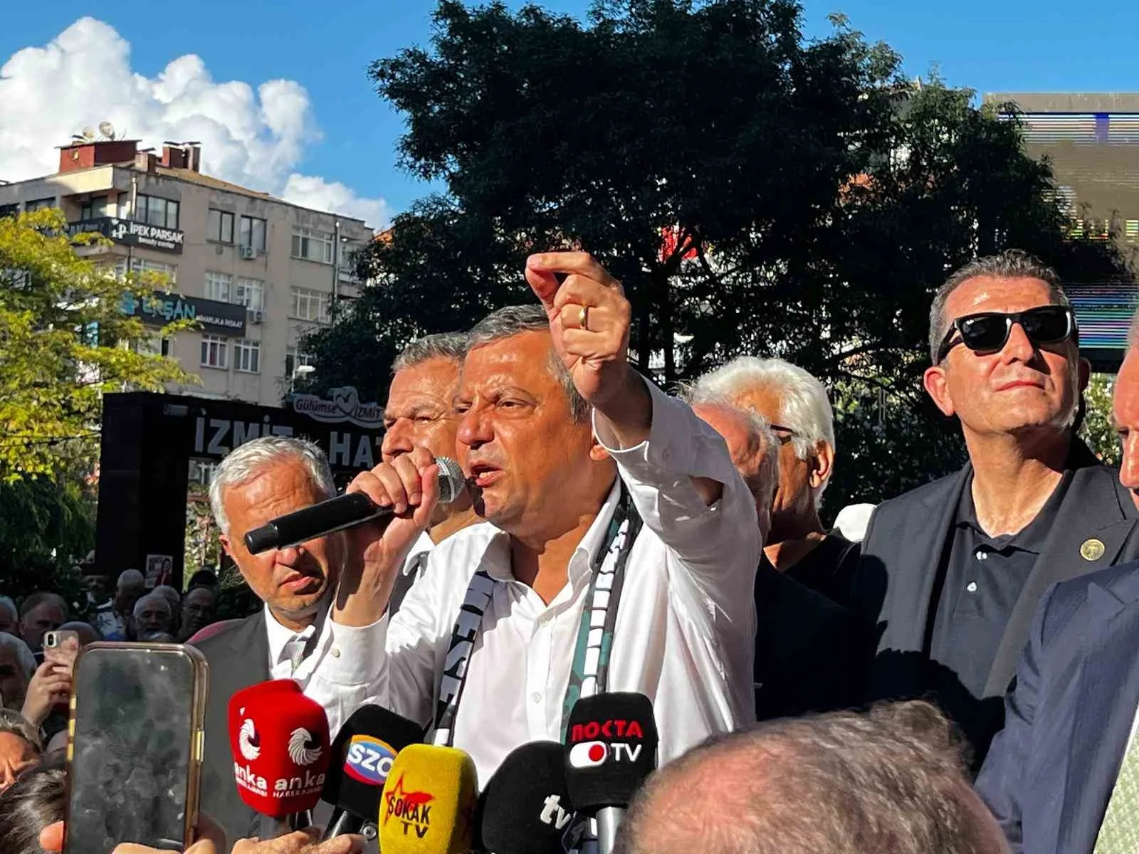 KOCAELİ'DE VATANDAŞLARLA BİR ARAYA GELEN YENİ PARTİ GENEL BAŞKANI ÖZGÜR ÖZEL, EV KADINLARINA YÖNELİK EMEKLİLİK VE HER MAHALLEYE KREŞ SÖZÜ VERDİ. ÖZEL, "EMEKLİNİN DE EMEKÇİNİN DE UMUDU YENİ PARTİ'NİN YENİ SİYASETİDİR" DERKEN, 87 MİLYONU CUMHURİYET RUHUYLA VE ATATÜRK'ÜN VASİYETİNE UYGUN ŞEKİLDE YÖNETECEKLERİNİ SÖYLEDİ.