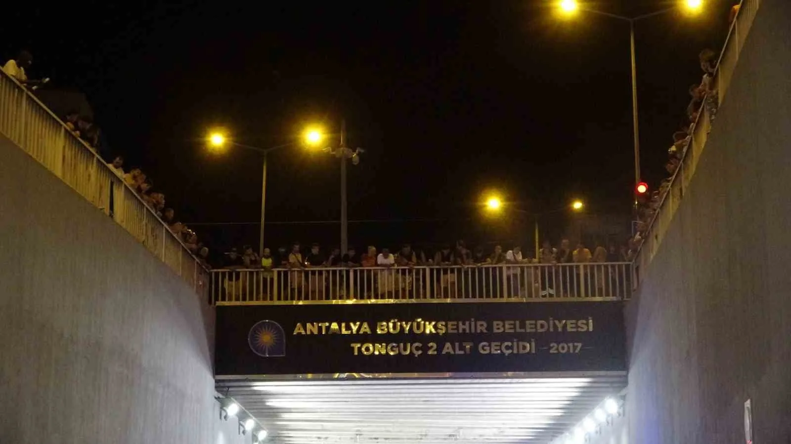 KAZAYI DUYARAK OLAY YERİNE GELEN MERAKLI VATANDAŞLAR ALT GEÇİDİN ÜST KISMINDA POLİS EKİPLERİNİN ÇALIŞMASINI FİLM İZLER GİBİ TAKİP ETTİ.