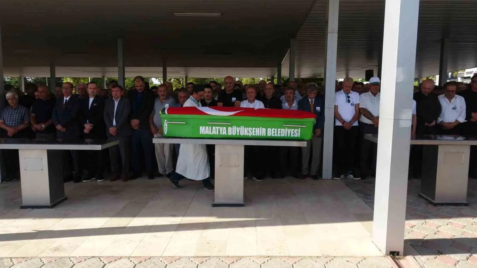 HAYATINI KAYBEDEN ORAL ÇELİK İÇİN MALATYA ŞEHİR MEZARLIĞI'NDA İKİNDİ NAMAZININ ARDINDAN CENAZE NAMAZI KILINDI.