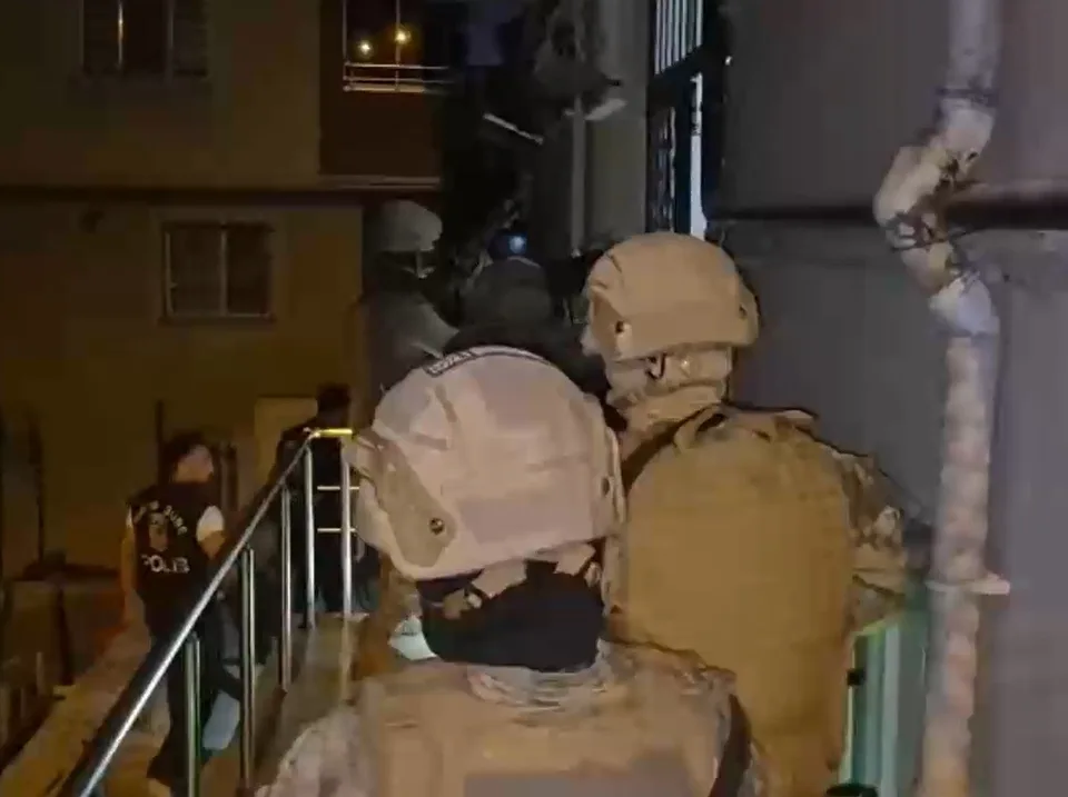 ŞÜPHELİLERİN ADRESLERİNDE ARAMALAR YAPILDI.