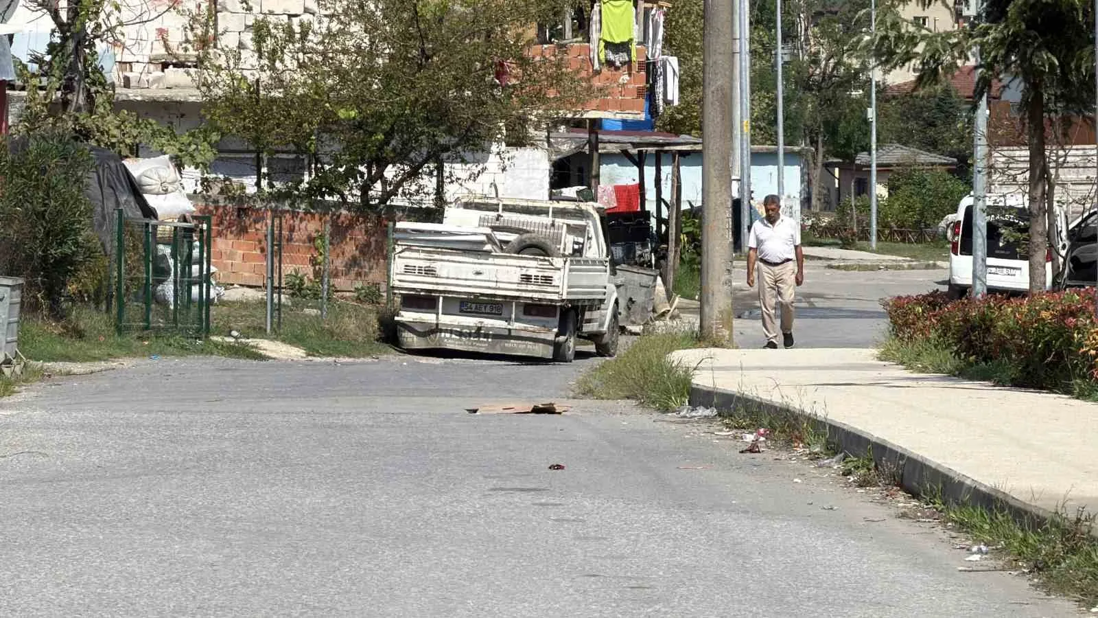 SAKARYA’NIN SAPANCA İLÇESİNDE MEYDANA GELEN SİLAHLI KAVGA OLAYINDA, 16 YAŞINDAKİ ŞÜPHELİ TARAFINDAN VURULAN 2 KİŞİDEN İPEK İPEK (34) KALDIRILDIĞI HASTANEDE HAYATINI KAYBETTİ. YARALANAN DİĞER KİŞİNİN İSE HAYATİ TEHLİKESİNİN SÜRDÜĞÜ ÖĞRENİLDİ.