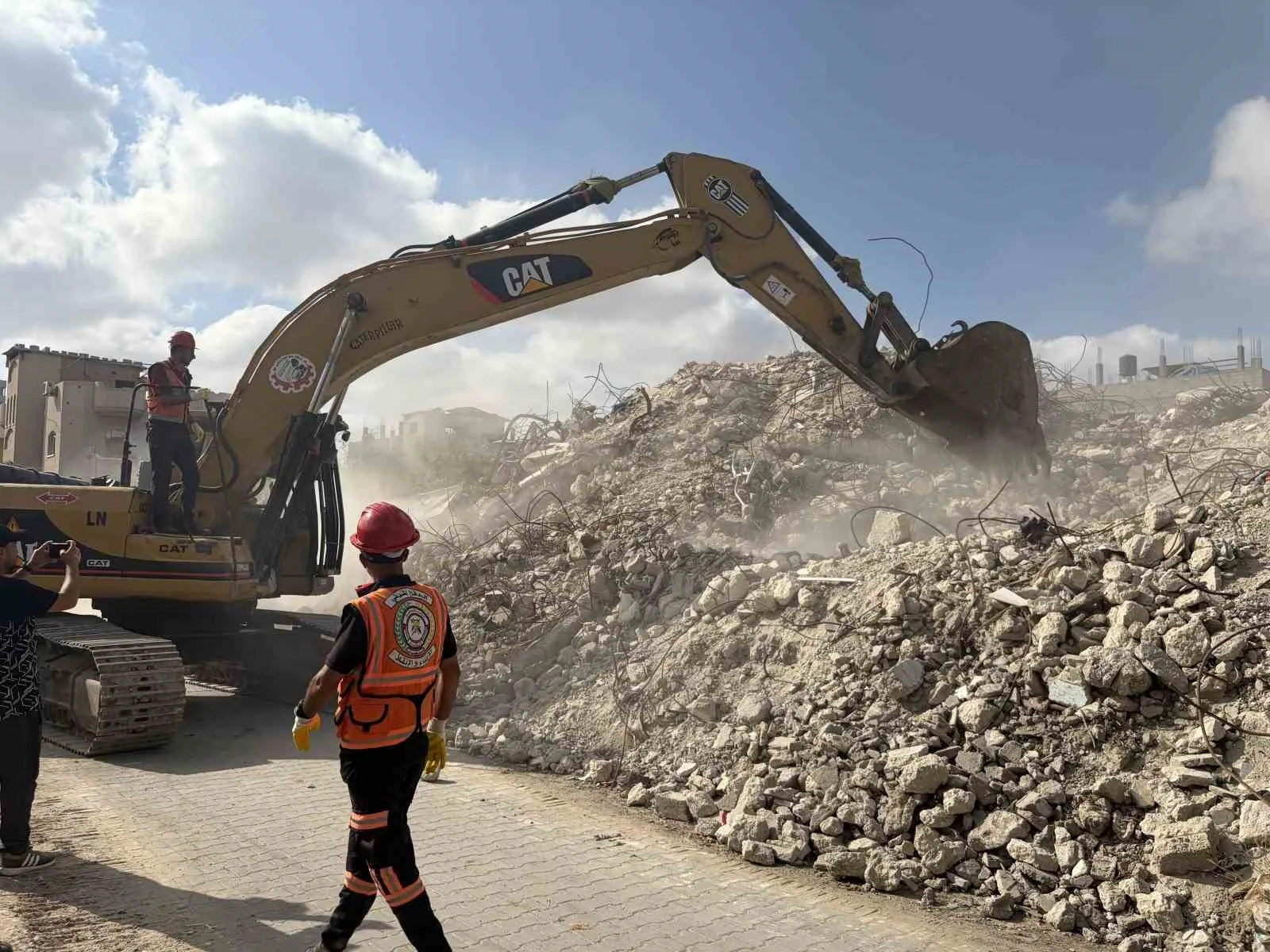 GAZZE ŞERİDİ'NDE 2023 YILINDA SALDIRDIĞI 6 KATLI BİR BİNANIN ENKAZINDAKİ YAKLAŞIK 150 FİLİSTİNLİNİN NAAŞINA ULAŞMAK İÇİN TEK İŞ MAKİNESİYLE ARAMA BAŞLATILDI.