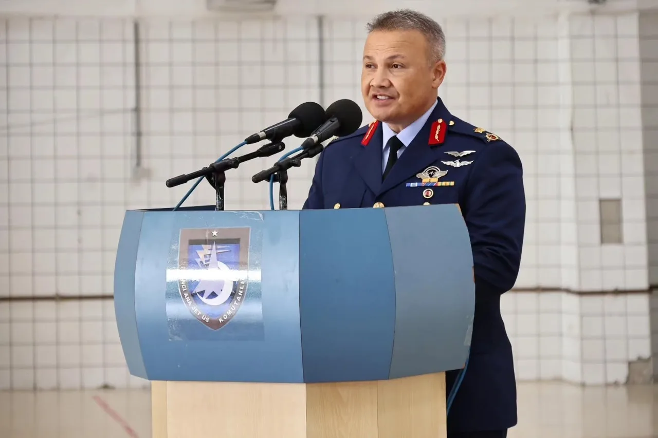 MERZİFON 5. ANA JET ÜS KOMUTANI OLARAK ATANAN ALPER GEZERAVCI, DÜZENLENEN RÜTBE TERFİ TÖRENİNDE TUĞGENERAL RÜTBELERİNİ TAKMANIN MUTLULUĞUNU YAŞADI.