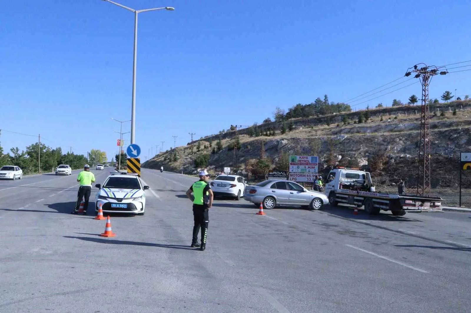 KARAMAN’DA İKİ OTOMOBİLİN ÇARPIŞMASI SONUCU MEYDANA GELEN TRAFİK KAZASINDA ARALARINDA ÇOCUKLARIN VE 4 AYLIK BİR BEBEĞİN DE BULUNDUĞU 6 KİŞİ YARALANDI.