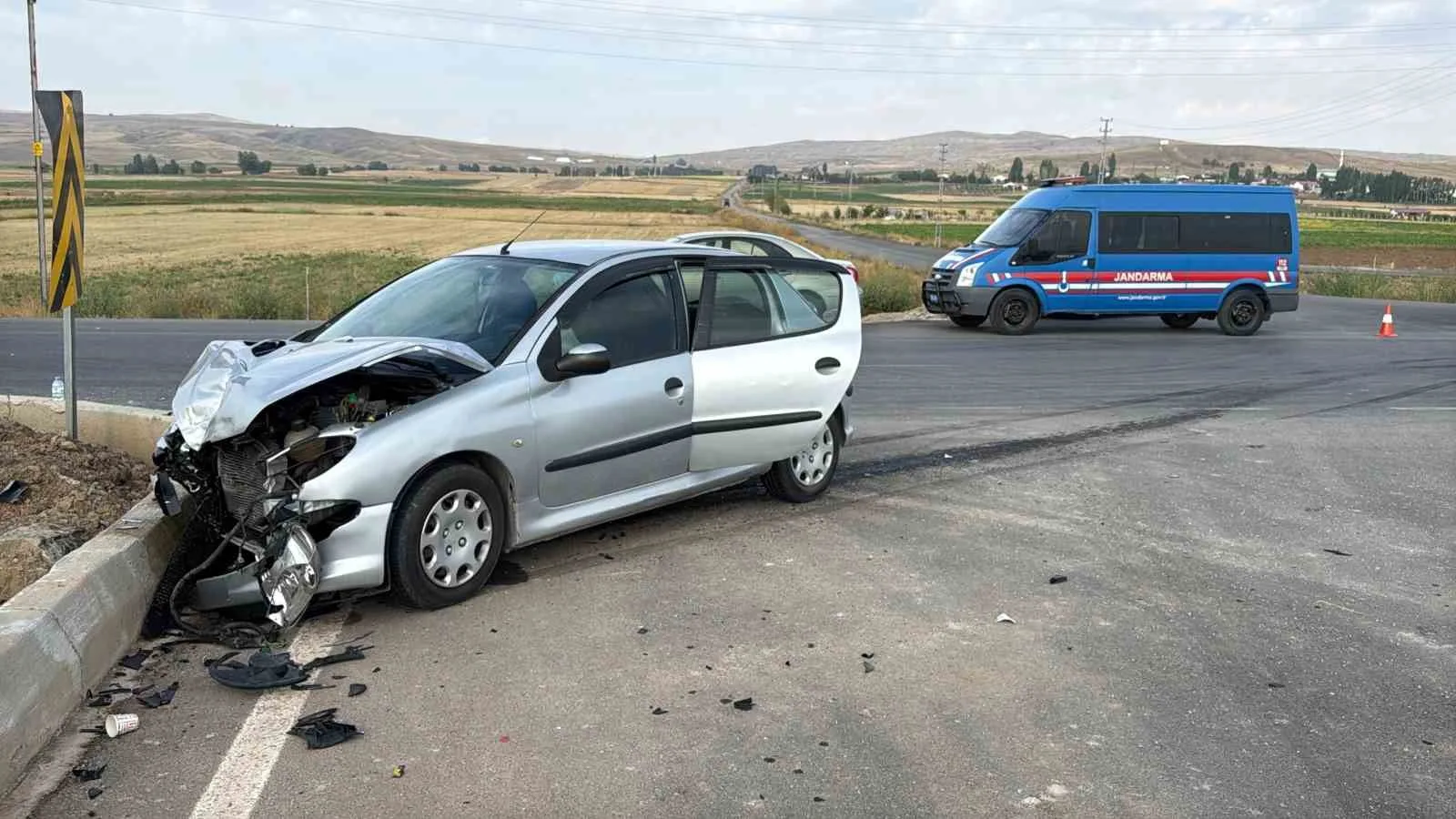 SİVAS'TA İKİ OTOMOBİLİN KARIŞTIĞI TRAFİK KAZASINDA 4 KİŞİ YARALANDI