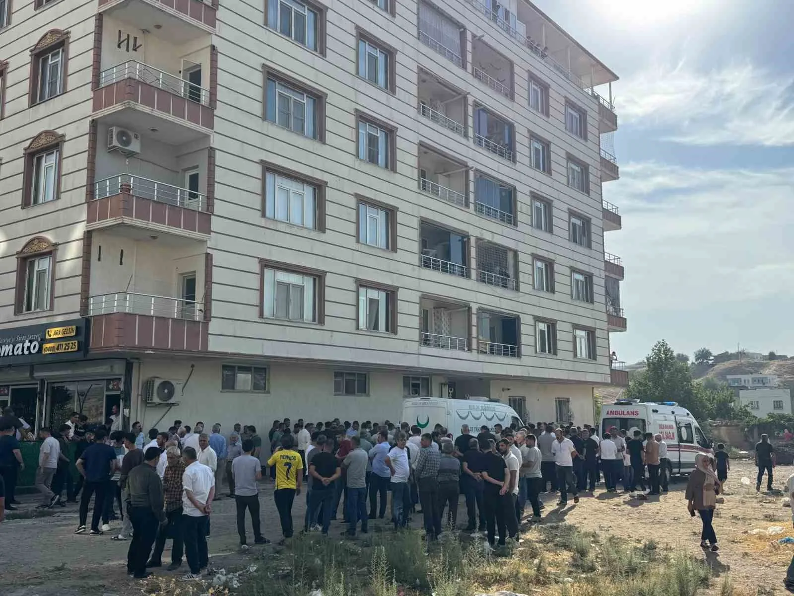 ÇIĞLIK SESLERİNİ DUYANLARIN HABER VERMESİ ÜZERİNE OLAY YERİNE 112 ACİL SAĞLIK VE GÜVENLİK GÜÇLERİ SEVK EDİLDİ. SAĞLIK EKİPLERİNCE YAPILAN İLK İNCELEMEDE EVDE BULUNAN 4 KİŞİNİN DE HAYATINI KAYBETTİĞİ BELİRLENDİ. CENAZELER, YAPILAN İŞLEMLERİN ARDINDAN OTOPSİ İÇİN MORGA KALDIRILDI.