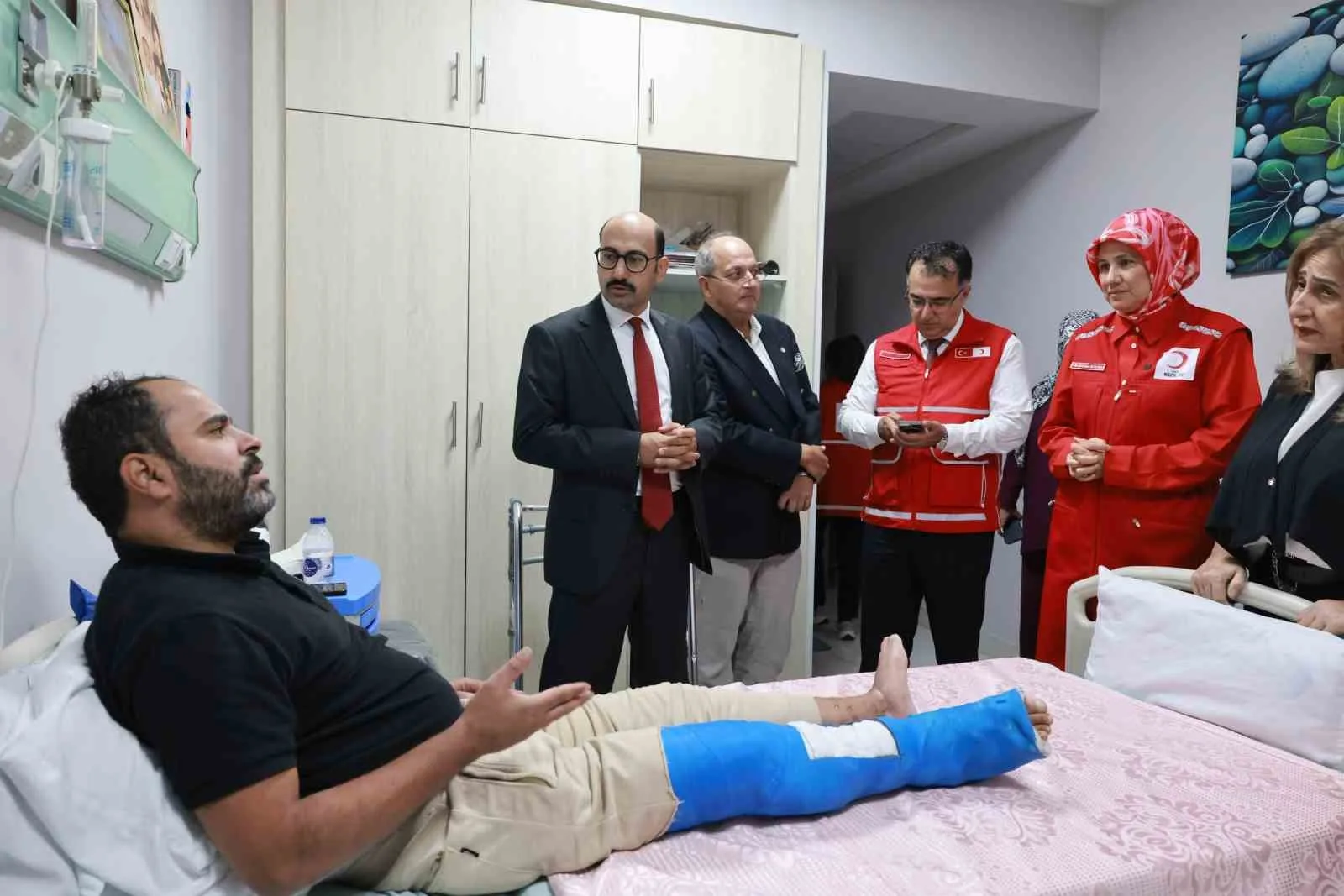 TÜRK KIZILAY GENEL BAŞKANI PROF. DR. FATMA MERİÇ YILMAZ, MISIR TEMASLARI KAPSAMINDA KAHİRE'DE TEDAVİ GÖREN GAZZELİ HASTALARI ZİYARET ETTİ.
