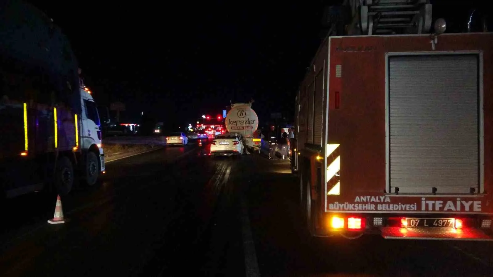ANTALYA’NIN MANAVGAT İLÇESİNDE DÜN GECE MEYDANA GELEN KAZADA OTOMOBİLİN AYNI İSTİKAMETTE SEYİR HALİNDEKİ TANKERE ARKADAN ÇARPMASI SONUCU OTOMOBİL SÜRÜCÜSÜ YAŞAMINI YİTİRDİ.