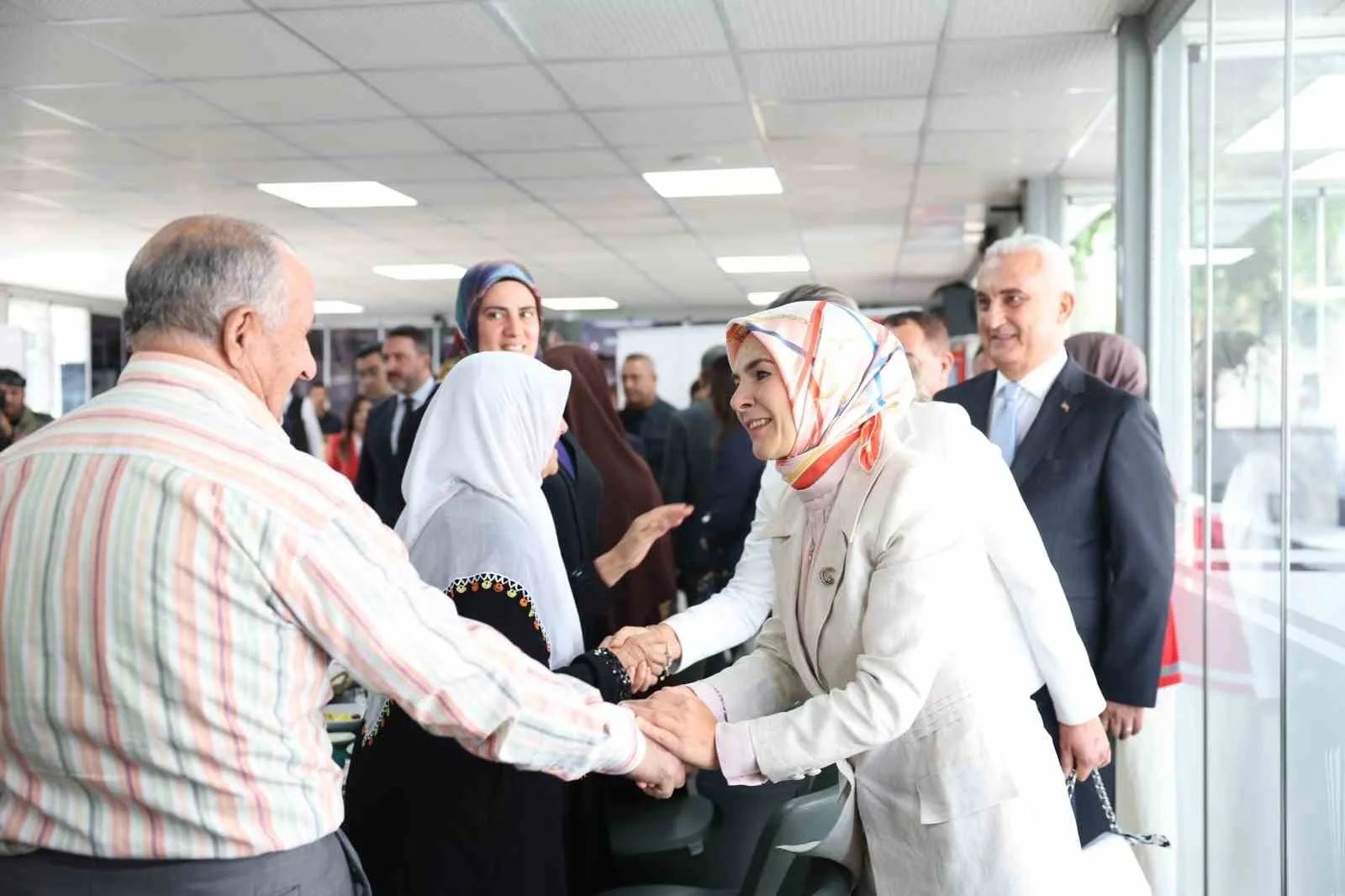 BİR DİZİ TEMASTA BULUNMAK ÜZERE MUŞ'A GELEN BAKAN GÖKTAŞ, ‘ŞEHİT AİLELERİMİZ VE GAZİLERİMİZLE BİRLİK VE VEFA BULUŞMASI' PROGRAMINDA ŞEHİT AİLELERİ VE GAZİLERLE BİR ARAYA GELDİ.