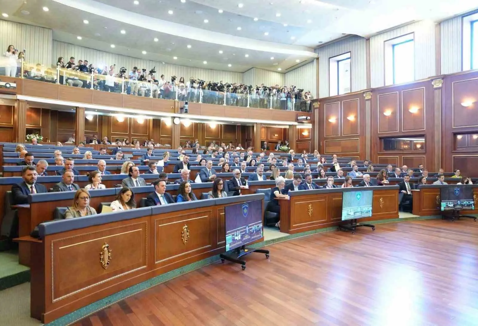 KOSOVA MECLİSİ'NİN 11. YASAMA DÖNEMİ'NİN KURUCU OTURUMUNDA YAPILAN OYLAMADA ALBULENA HAXHİU, 62 OYLA YENİDEN MECLİS BAŞKANI SEÇİLDİ.