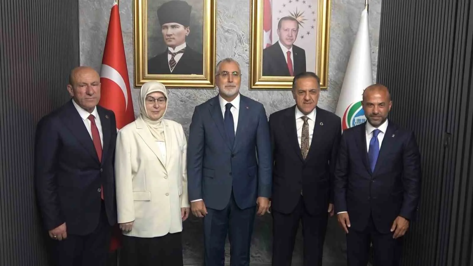 ÇALIŞMA VE SOSYAL GÜVENLİK BAKANI PROF. DR. VEDAT IŞIKHAN, YALOVA PROGRAMI KAPSAMINDA AK PARTİ YALOVA İL BAŞKANLIĞINI ZİYARET ETTİ.