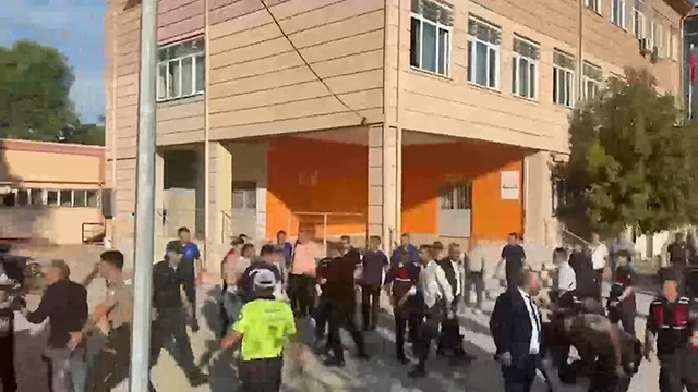 BİR ŞAHIS OKUL ÖNÜNDE HENÜZ BİLİNMEYEN BİR NEDENLE SİLAHLA ETRAFA RASTGELE ATEŞ AÇTI