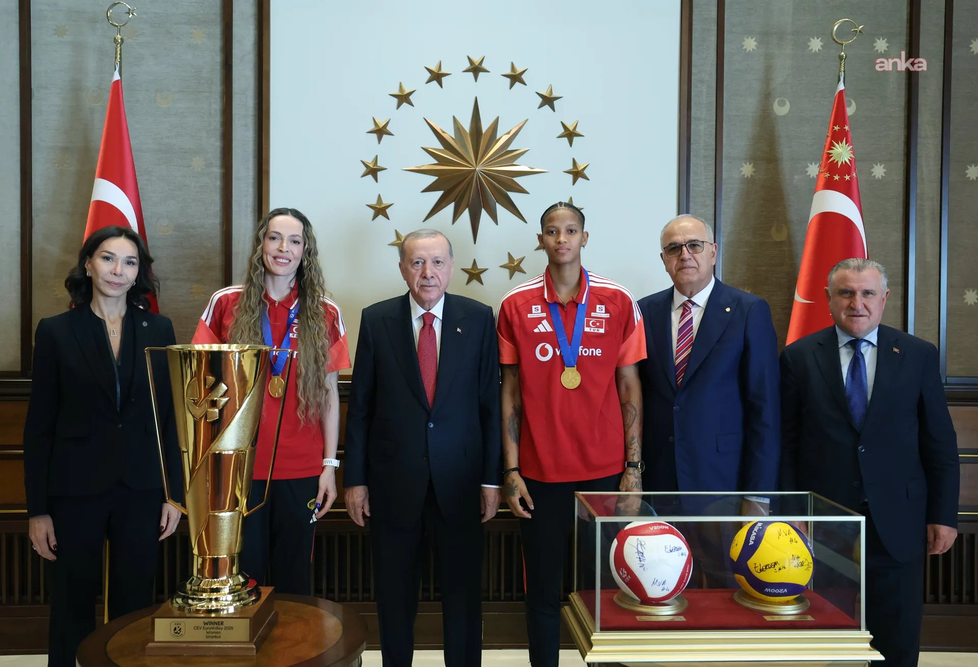 Cumhurbaşkanı Erdoğan, Avrupa Şampiyonu olan A Milli Kadın Voleybol Takımı'nı kabul etti — fotoğraf 2