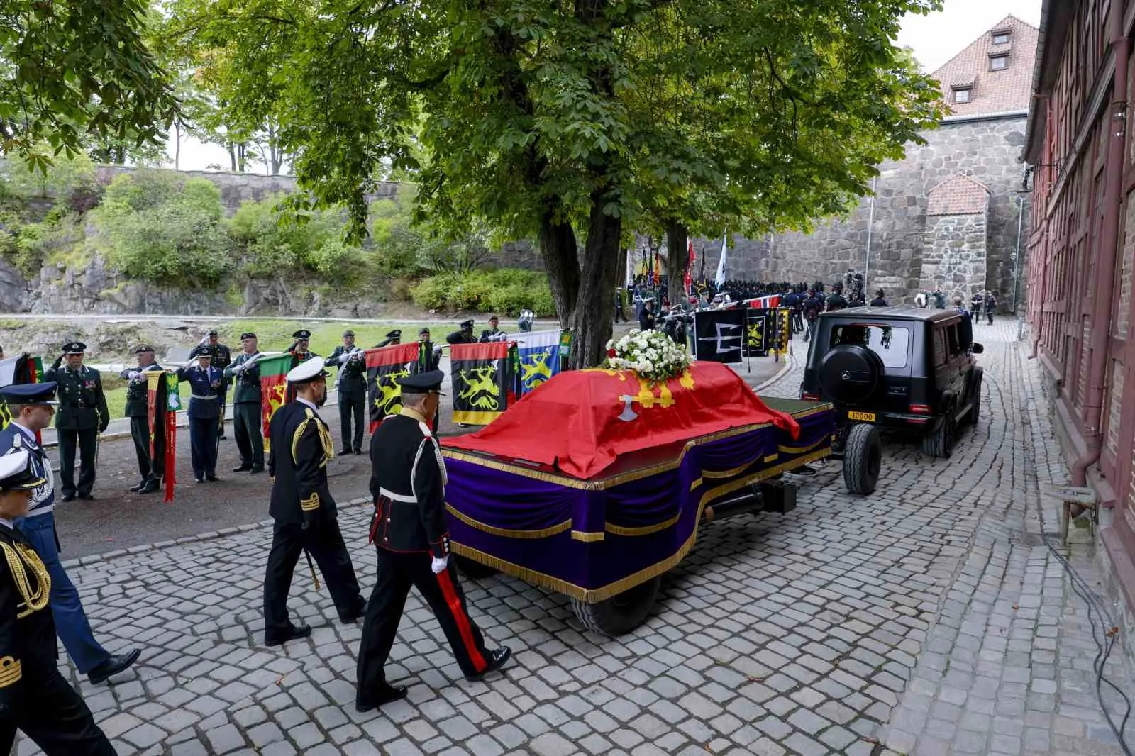 89 YAŞINDA HAYATINI KAYBEDEN KRAL HARALD’IN CENAZE TÖRENİ, YEREL SAATLE 13.00'TE ÜLKE GENELİNDE DÜZENLENEN BİR DAKİKALIK SAYGI DURUŞUYLA BAŞLADI. SAYGI DURUŞUNUN BAŞINDA VE SONUNDA NORVEÇ GENELİNDEKİ KİLİSELERİN ÇANLARI ÜÇ KEZ ÇALDI.
