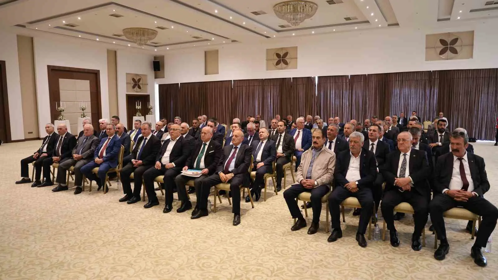 TÜRKİYE ESNAF VE SANATKARLARI KONFEDERASYONU (TESK) GENEL BAŞKAN ADAYI VE TÜRKİYE ŞOFÖRLER VE OTOMOBİLCİLER FEDERASYONU (TŞOF) GENEL BAŞKANI MEHMET YİĞİNER; ESNAF VE SANATKARLAR ODALARI BİRLİĞİ VE FEDERASYON BAŞKANLARININ KATILIMIYLA İSTİŞARE VE DEĞERLENDİRME TOPLANTISI DÜZENLENDİ.