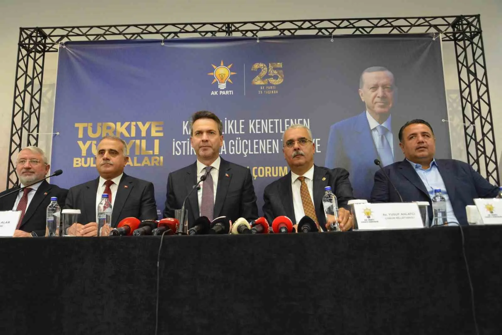 ÇEŞİTLİ TEMASLARDA BULUNMAK İÇİN ÇORUM'A GELEN BAKAN BAYRAKTAR, İLK OLARAK TÜRKİYE YÜZYILI BULUŞMALARI ÇERÇEVESİNDE AK PARTİ ÇORUM TEŞKİLATI'NA ZİYARET GERÇEKLEŞTİRDİ.