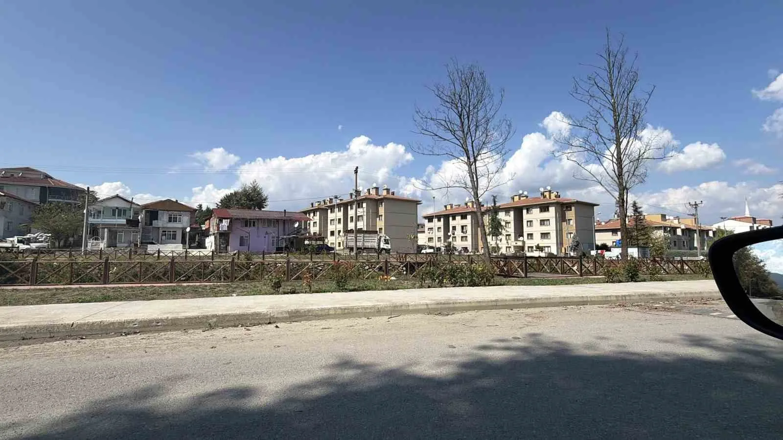 SAKARYA’NIN SAPANCA İLÇESİNDE MEYDANA GELEN SİLAHLI KAVGA OLAYINDA, 16 YAŞINDAKİ ŞÜPHELİ TARAFINDAN VURULAN 2 KİŞİDEN İPEK İPEK (34) KALDIRILDIĞI HASTANEDE HAYATINI KAYBETTİ. YARALANAN DİĞER KİŞİNİN İSE HAYATİ TEHLİKESİNİN SÜRDÜĞÜ ÖĞRENİLDİ.