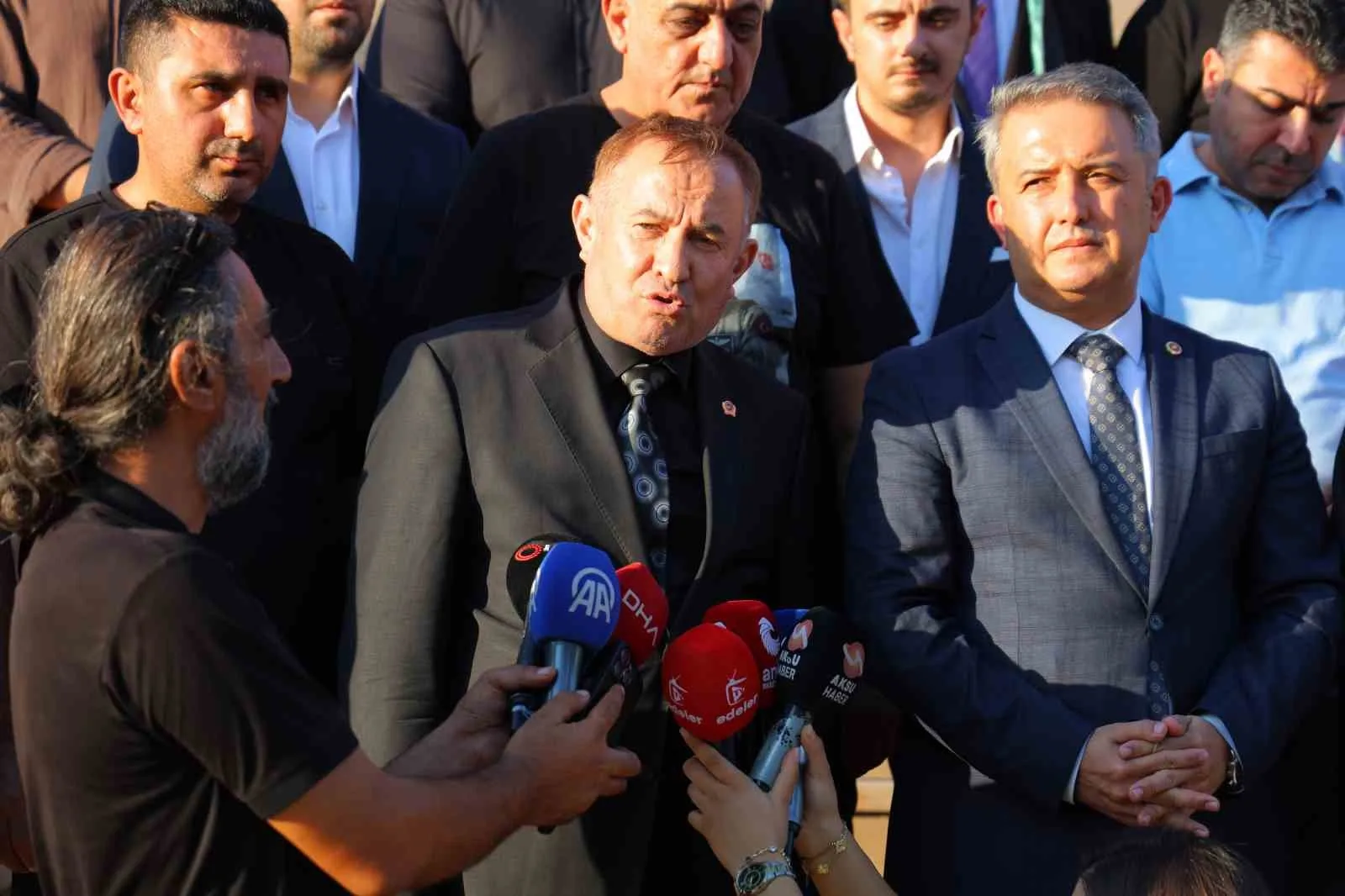 TÜRKİYE BÜYÜK MİLLET MECLİSİ KOMİSYONU SÖZCÜSÜ VE AK PARTİ İSTANBUL MİLLETVEKİLİ İSA MESİH ŞAHİN, "BURADA MESELE BİR SADECE BURADA VERİLECEK BİR CEZA DEĞİL, MESELE TÜRKİYE'DE BENZER OLAYLARIN YAŞANMAMASI ADINA VERİLECEK KARARIN EMSAL NİTELİĞİNDE OLMASIDIR. BİZ BURADAKİ KARARI ÖNEMSİYORUZ" DEDİ