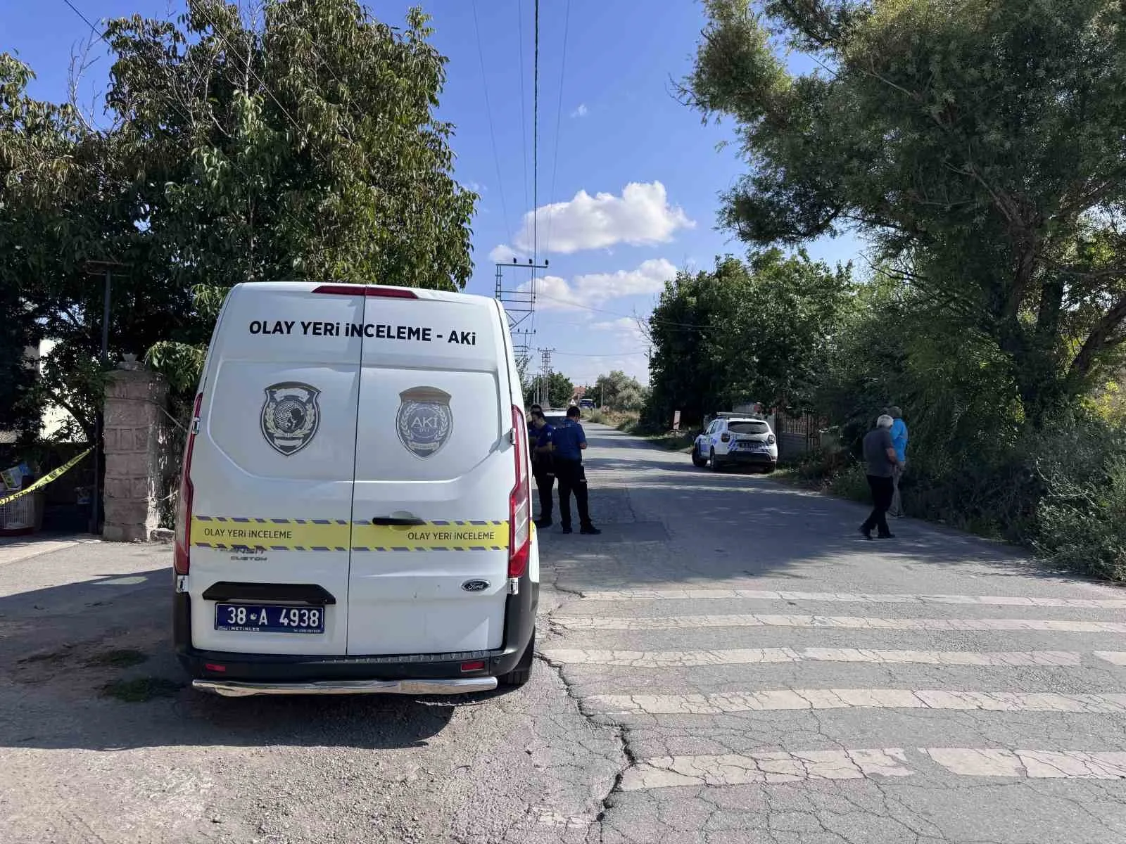 POLİS N.K.'NİN NASIL YARALANDIĞININ TESPİT EDİLMESİ İÇİN EVDE İNCELEME YAPTI.