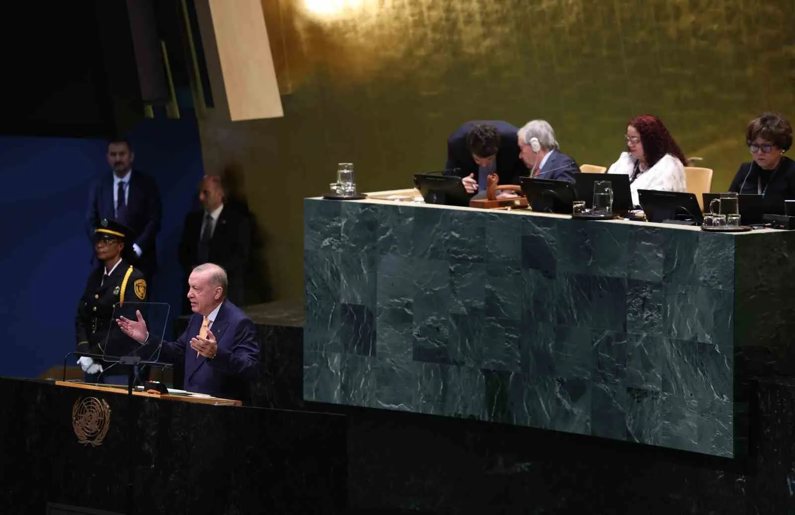CUMHURBAŞKANI ERDOĞAN, "BATI’DA BİR VEBA GİBİ YAYILAN İSLAMOFOBİ, BU SORUNLARIN BAŞINDA GELİYOR. ÖZELLİKLE MÜSLÜMAN KADINLAR VE KIZ ÇOCUKLARI, SON YILLARDA DAHA FAZLA AYRIMCILIĞA MARUZ KALMAKTADIR. BAZI ÜLKELERİN OKULLARDA UYGULADIĞI BAŞÖRTÜSÜ YASAKLARINI, KADINLARIN EN TEMEL HAKLARINA YÖNELİK BİR SALDIRI OLARAK GÖRÜYORUZ" DEDİ.