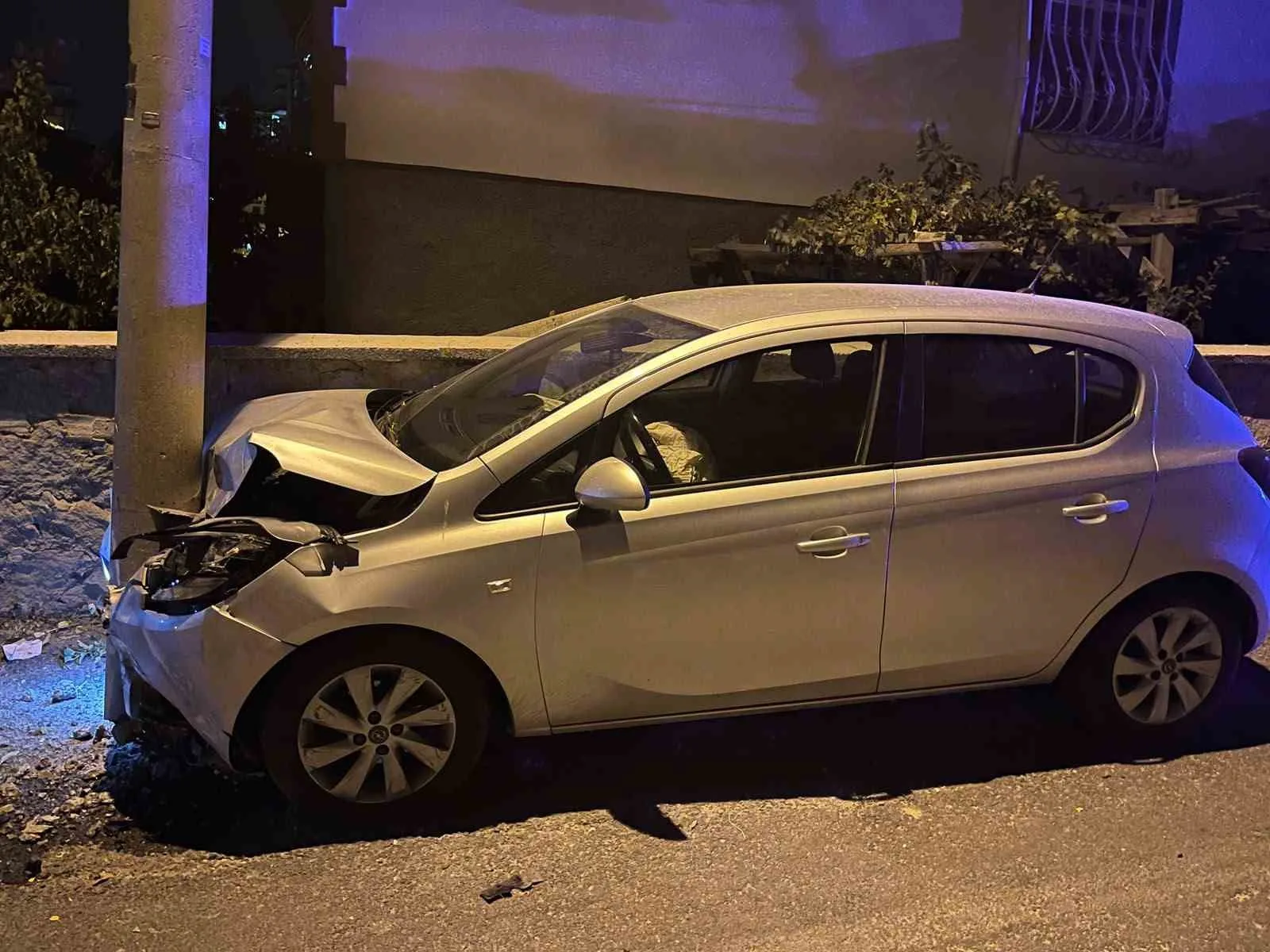 NİĞDE’DE İKİ OTOMOBİLİN ÇARPIŞMASI SONUCU MEYDANA GELEN TRAFİK KAZASINDA 5 KİŞİ YARALANDI.