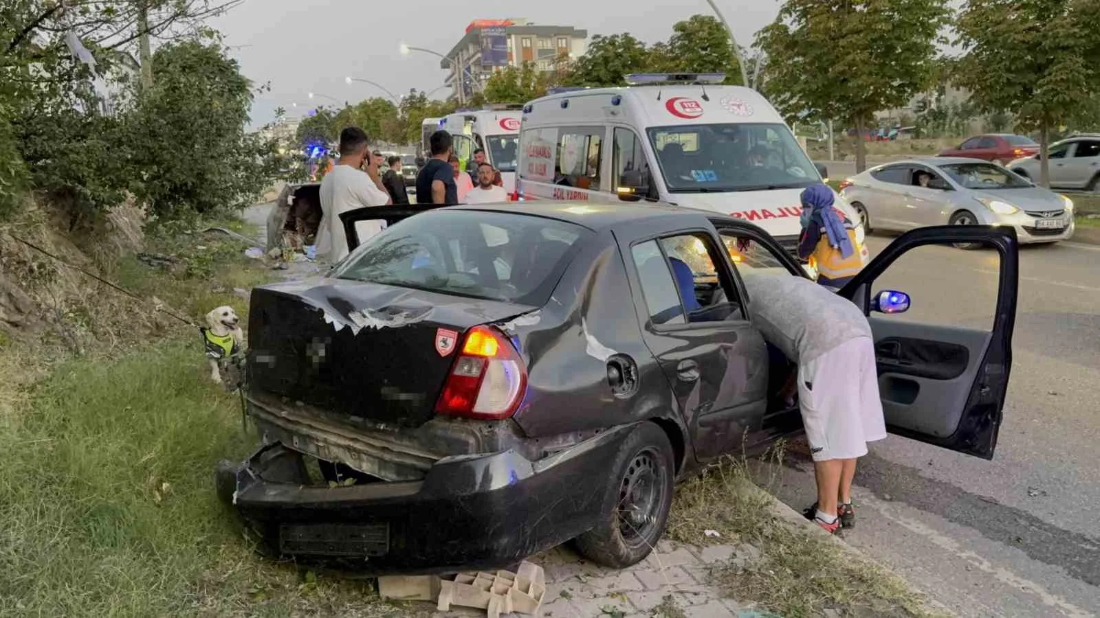 SAMSUN’DA OTOMOBİLİN YOLDAN ÇIKARAK ÇÖP KONTEYNERİNE ÇARPMASI SONUCU 2 KİŞİ YARALANDI.