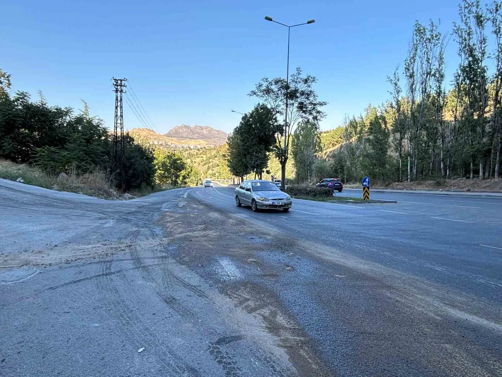 ANKARA’DA BETON MİKSERİ İLE OTOMOBİLİN ÇARPIŞMASI NEDENİYLE YAŞANAN KAZADA BİRİ AĞIR TOPLAM 5 KİŞİ YARALANDI.