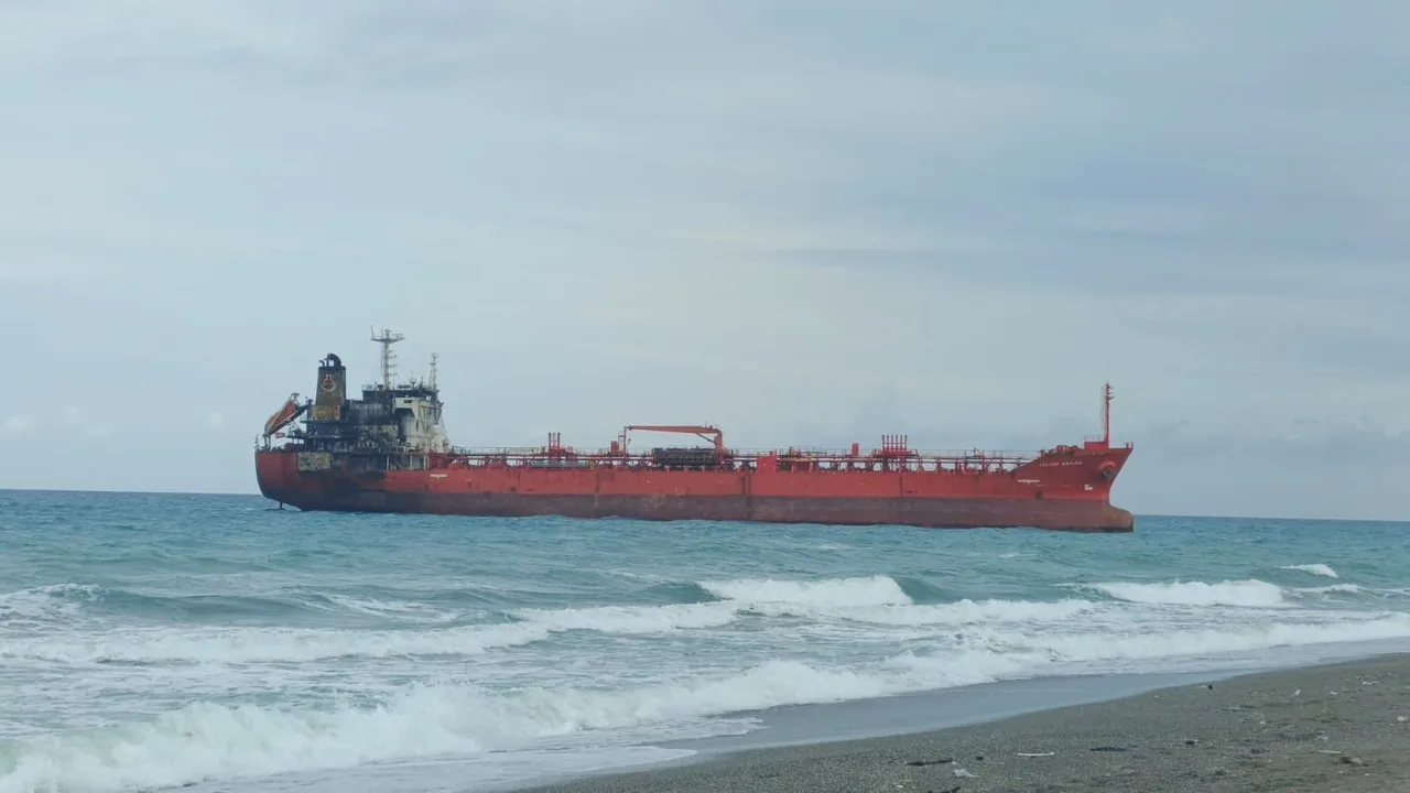 KARADENİZ'DE DRON SALDIRISINA UĞRAYARAK HASAR GÖREN HONG KONG BAYRAKLI M/T GOLDEN SAPLİNG İSİMLİ GEMİ, SÜRÜKLENEREK GELDİĞİ SAMSUN'UN ALAÇAM İLÇESİ SAHİLİNDE KARAYA OTURDU.