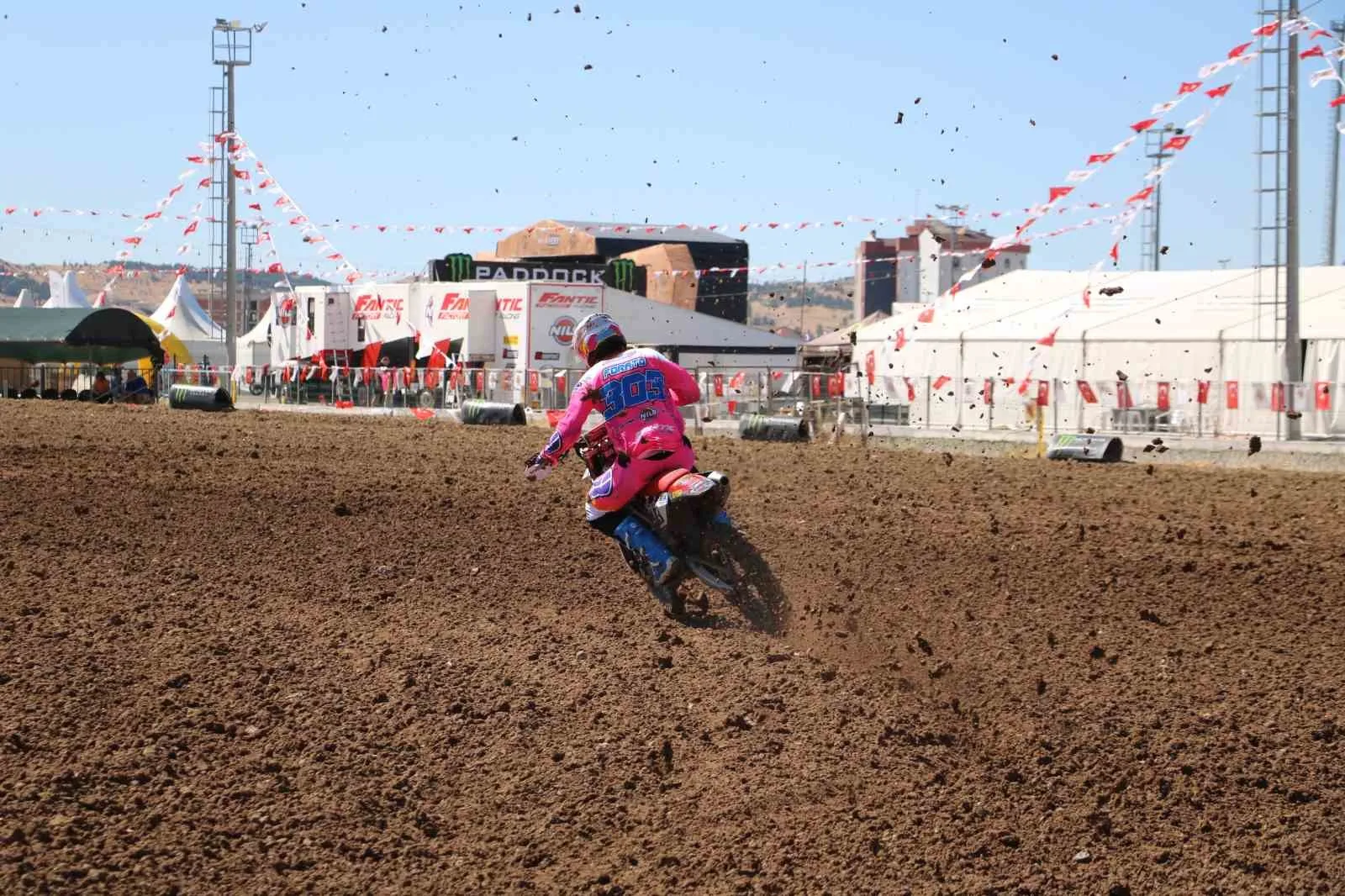 DÜNYA MOTOKROS ŞAMPİYONASI'NIN 17. AYAK YARIŞLARI KAPSAMINDA AFYONKARAHİSAR MOTOR SPORLARI MERKEZİ'NDE GERÇEKLEŞTİRİLEN MXGP’NİN 17. AYAK 1. YARIŞI SONUNDA HOLLANDALI JEFFREY HERLİNGS ŞAMPİYONLUĞUNU İLAN ETTİ.