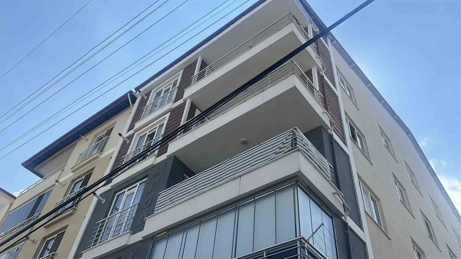 BURDUR’DA BİR APARTMAN DAİRESİNDE BOYA YAPTIĞI SIRADA FENALAŞAN 55 YAŞINDAKİ ADAM, HAYATINI KAYBETTİ.