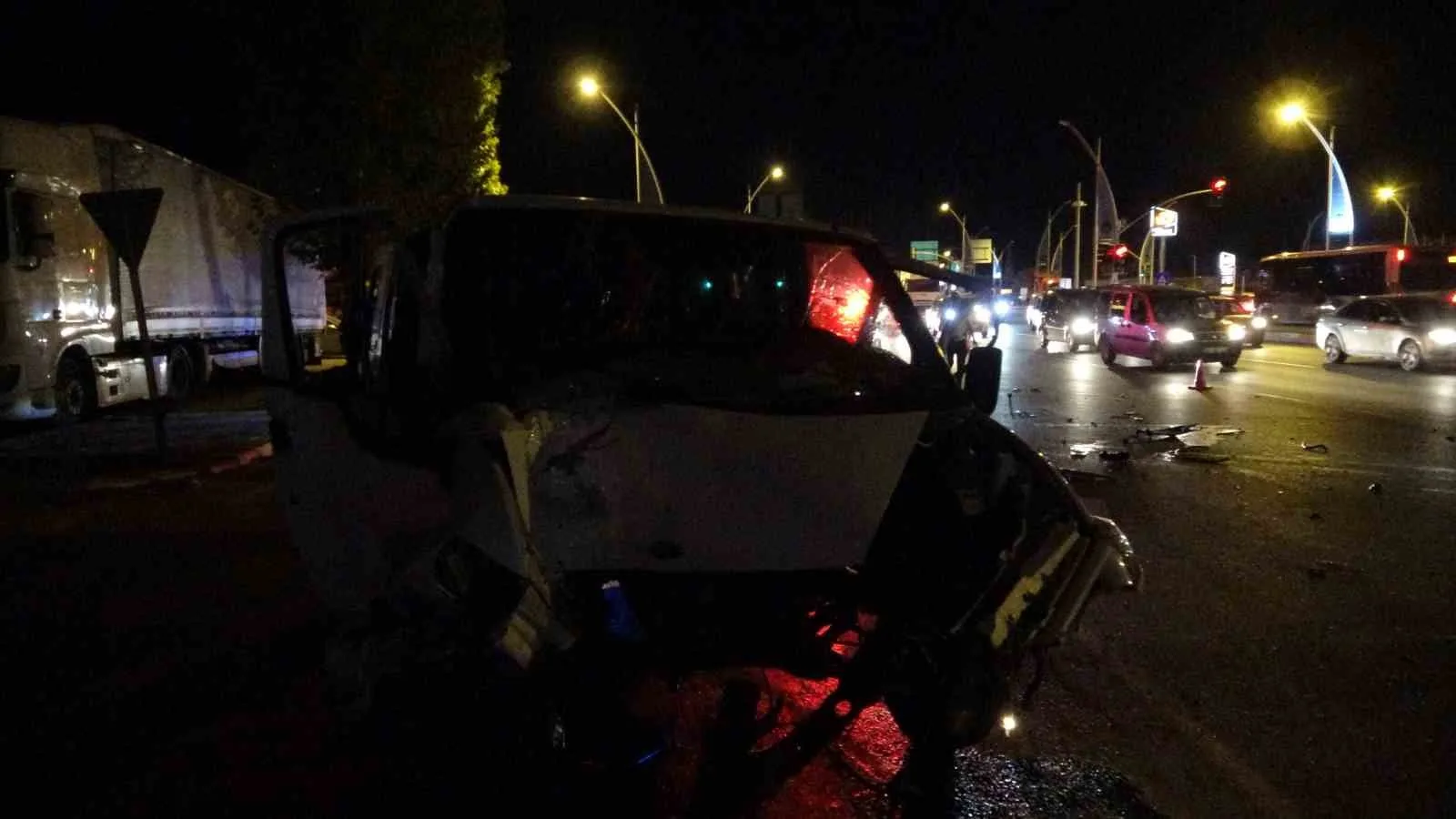 AĞACA ÇARPAN MİNİBÜSÜN MOTORU YOLA FIRLADI: 2 YARALI