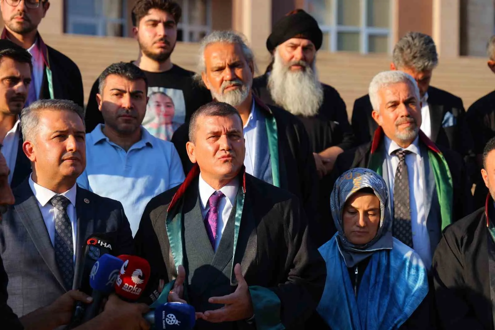 TÜRKİYE BÜYÜK MİLLET MECLİSİ KOMİSYONU SÖZCÜSÜ VE AK PARTİ İSTANBUL MİLLETVEKİLİ İSA MESİH ŞAHİN, "BURADA MESELE BİR SADECE BURADA VERİLECEK BİR CEZA DEĞİL, MESELE TÜRKİYE'DE BENZER OLAYLARIN YAŞANMAMASI ADINA VERİLECEK KARARIN EMSAL NİTELİĞİNDE OLMASIDIR. BİZ BURADAKİ KARARI ÖNEMSİYORUZ" DEDİ