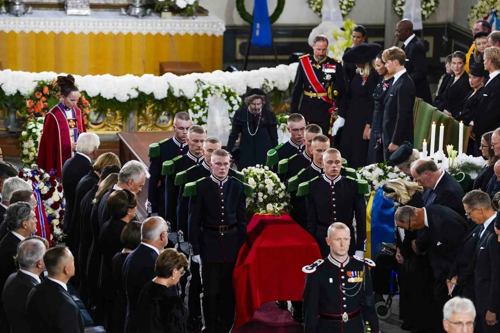 NORVEÇ’İN BAŞKENTİ OSLO’DA HEMOLİTİK ANEMİ RAHATSIZLIĞI NEDENİYLE TEDAVİ GÖRDÜĞÜ HASTANEDE 28 AĞUSTOS’TA HAYATINI KAYBEDEN NORVEÇ KRALI 5. HARALD, BİNLERCE KİŞİ TARAFINDAN SON YOLCULUĞUNA UĞURLANDI.